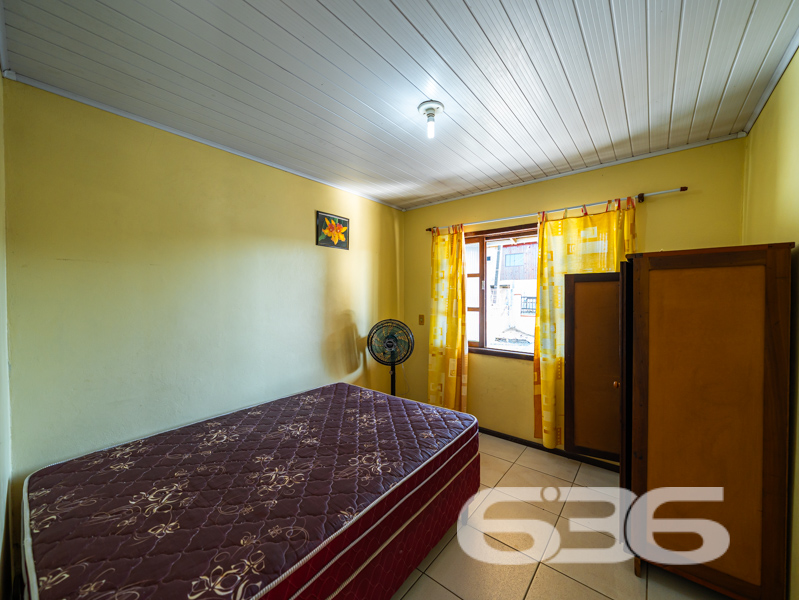 Você está prestes a descobrir uma residência maravilhosa em São Francisco do Sul - SC, a poucos passos das praias deslumbrantes da região. Apresentamos este incrível sobrado no bairro Ubatuba, um local privilegiado que promete não apenas as mais belas vistas da natureza, mas também uma ligação incomparável com o sossego e o lazer.
Com uma área espaçosa e bem planejada de 400m², este imóvel deslumbrante está situado em um terreno de 276m². Suas dimensões generosas e arquitetura funcional possibilitam um vasto leque de opções de uso, ideal tanto para uma moradia confortável como para um investimento promissor. A casa principal à frente dispõe de 4 dormitórios aconchegantes, dois banheiros modernos, sala de estar separada, uma cozinha prática e uma varanda encantadora, além de uma garagem coberta para dois veículos, com espaço adicional para até três carros na área descoberta.
Ao adentrar o sobrado, você se maravilhará com a disposição inteligente dos espaços: no térreo, uma sala acolhedora, cozinha ampla, lavanderia e banheiros. No andar superior, uma suíte privativa e dois espaçosos dormitórios proporcionam conforto extra. As varandas são um convite diário para apreciar vistas deslumbrantes do nascer e pôr do sol.
Além de suas características internas marcantes, esta residência também inclui um jardim encantador, área de festas perfeita para receber amigos e familiares, churrasqueira para o churrasco de domingo, e um charmoso gazebo para momentos de relaxamento. E para os amantes de tecnologia, a conexão por fibra ótica garante que você esteja sempre conectado, seja para trabalho ou lazer.
A localização é um ponto forte deste imóvel – situado a apenas 500 metros da paradisíaca praia de Ubatuba, o acesso é facilitado por ruas pavimentadas, e a proximidade com escolas, hospitais e serviços públicos essenciais acrescenta ainda mais conveniência ao dia a dia.
Esta é a sua chance de possuir um pedaço do paraíso, onde o conforto, a beleza e a funcionalidade se encontram. Entre em contato agora com a 636 Negócios Imobiliários e agende uma visita para conhecer esta joia única no coração de São Francisco do Sul.
636 NEGÓCIOS IMOBILIÁRIOS: A SUA MELHOR ESCOLHA
Com mais de 30 anos de experiência, a 636 Negócios Imobiliários é sua parceira ideal para encontrar o imóvel perfeito. Estamos prontos para ajudá-lo a fazer deste imóvel o seu novo lar.
Telefone: (47) 3451-0636
WhatsApp: (47) 99190-0636
Não perca esta oportunidade única. Visite nosso site para mais informações: i636.com.br