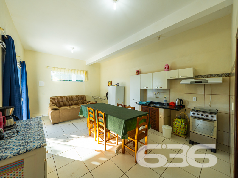 Você está prestes a descobrir uma residência maravilhosa em São Francisco do Sul - SC, a poucos passos das praias deslumbrantes da região. Apresentamos este incrível sobrado no bairro Ubatuba, um local privilegiado que promete não apenas as mais belas vistas da natureza, mas também uma ligação incomparável com o sossego e o lazer.
Com uma área espaçosa e bem planejada de 400m², este imóvel deslumbrante está situado em um terreno de 276m². Suas dimensões generosas e arquitetura funcional possibilitam um vasto leque de opções de uso, ideal tanto para uma moradia confortável como para um investimento promissor. A casa principal à frente dispõe de 4 dormitórios aconchegantes, dois banheiros modernos, sala de estar separada, uma cozinha prática e uma varanda encantadora, além de uma garagem coberta para dois veículos, com espaço adicional para até três carros na área descoberta.
Ao adentrar o sobrado, você se maravilhará com a disposição inteligente dos espaços: no térreo, uma sala acolhedora, cozinha ampla, lavanderia e banheiros. No andar superior, uma suíte privativa e dois espaçosos dormitórios proporcionam conforto extra. As varandas são um convite diário para apreciar vistas deslumbrantes do nascer e pôr do sol.
Além de suas características internas marcantes, esta residência também inclui um jardim encantador, área de festas perfeita para receber amigos e familiares, churrasqueira para o churrasco de domingo, e um charmoso gazebo para momentos de relaxamento. E para os amantes de tecnologia, a conexão por fibra ótica garante que você esteja sempre conectado, seja para trabalho ou lazer.
A localização é um ponto forte deste imóvel – situado a apenas 500 metros da paradisíaca praia de Ubatuba, o acesso é facilitado por ruas pavimentadas, e a proximidade com escolas, hospitais e serviços públicos essenciais acrescenta ainda mais conveniência ao dia a dia.
Esta é a sua chance de possuir um pedaço do paraíso, onde o conforto, a beleza e a funcionalidade se encontram. Entre em contato agora com a 636 Negócios Imobiliários e agende uma visita para conhecer esta joia única no coração de São Francisco do Sul.
636 NEGÓCIOS IMOBILIÁRIOS: A SUA MELHOR ESCOLHA
Com mais de 30 anos de experiência, a 636 Negócios Imobiliários é sua parceira ideal para encontrar o imóvel perfeito. Estamos prontos para ajudá-lo a fazer deste imóvel o seu novo lar.
Telefone: (47) 3451-0636
WhatsApp: (47) 99190-0636
Não perca esta oportunidade única. Visite nosso site para mais informações: i636.com.br