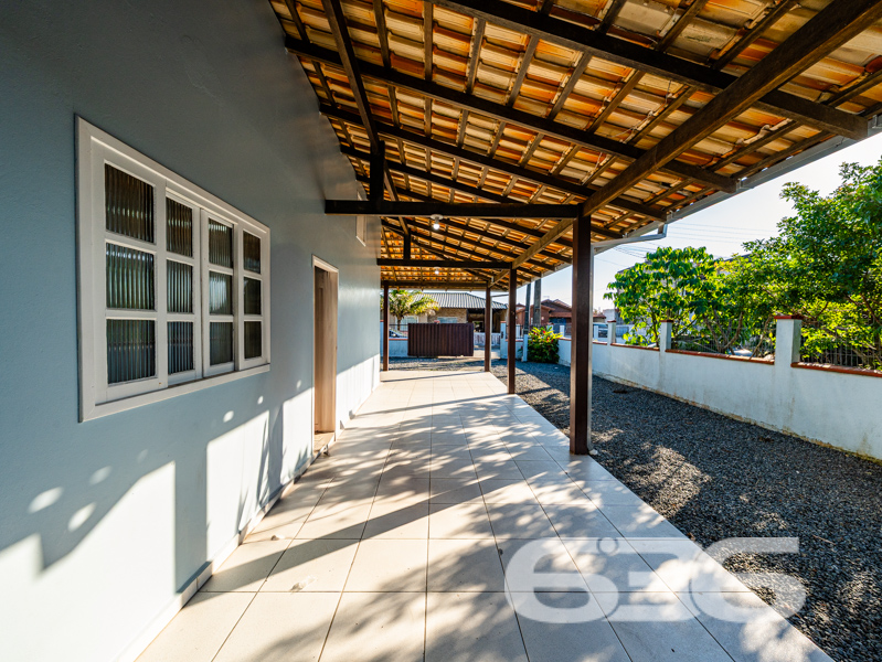 Você está prestes a descobrir uma residência maravilhosa em São Francisco do Sul - SC, a poucos passos das praias deslumbrantes da região. Apresentamos este incrível sobrado no bairro Ubatuba, um local privilegiado que promete não apenas as mais belas vistas da natureza, mas também uma ligação incomparável com o sossego e o lazer.
Com uma área espaçosa e bem planejada de 400m², este imóvel deslumbrante está situado em um terreno de 276m². Suas dimensões generosas e arquitetura funcional possibilitam um vasto leque de opções de uso, ideal tanto para uma moradia confortável como para um investimento promissor. A casa principal à frente dispõe de 4 dormitórios aconchegantes, dois banheiros modernos, sala de estar separada, uma cozinha prática e uma varanda encantadora, além de uma garagem coberta para dois veículos, com espaço adicional para até três carros na área descoberta.
Ao adentrar o sobrado, você se maravilhará com a disposição inteligente dos espaços: no térreo, uma sala acolhedora, cozinha ampla, lavanderia e banheiros. No andar superior, uma suíte privativa e dois espaçosos dormitórios proporcionam conforto extra. As varandas são um convite diário para apreciar vistas deslumbrantes do nascer e pôr do sol.
Além de suas características internas marcantes, esta residência também inclui um jardim encantador, área de festas perfeita para receber amigos e familiares, churrasqueira para o churrasco de domingo, e um charmoso gazebo para momentos de relaxamento. E para os amantes de tecnologia, a conexão por fibra ótica garante que você esteja sempre conectado, seja para trabalho ou lazer.
A localização é um ponto forte deste imóvel – situado a apenas 500 metros da paradisíaca praia de Ubatuba, o acesso é facilitado por ruas pavimentadas, e a proximidade com escolas, hospitais e serviços públicos essenciais acrescenta ainda mais conveniência ao dia a dia.
Esta é a sua chance de possuir um pedaço do paraíso, onde o conforto, a beleza e a funcionalidade se encontram. Entre em contato agora com a 636 Negócios Imobiliários e agende uma visita para conhecer esta joia única no coração de São Francisco do Sul.
636 NEGÓCIOS IMOBILIÁRIOS: A SUA MELHOR ESCOLHA
Com mais de 30 anos de experiência, a 636 Negócios Imobiliários é sua parceira ideal para encontrar o imóvel perfeito. Estamos prontos para ajudá-lo a fazer deste imóvel o seu novo lar.
Telefone: (47) 3451-0636
WhatsApp: (47) 99190-0636
Não perca esta oportunidade única. Visite nosso site para mais informações: i636.com.br