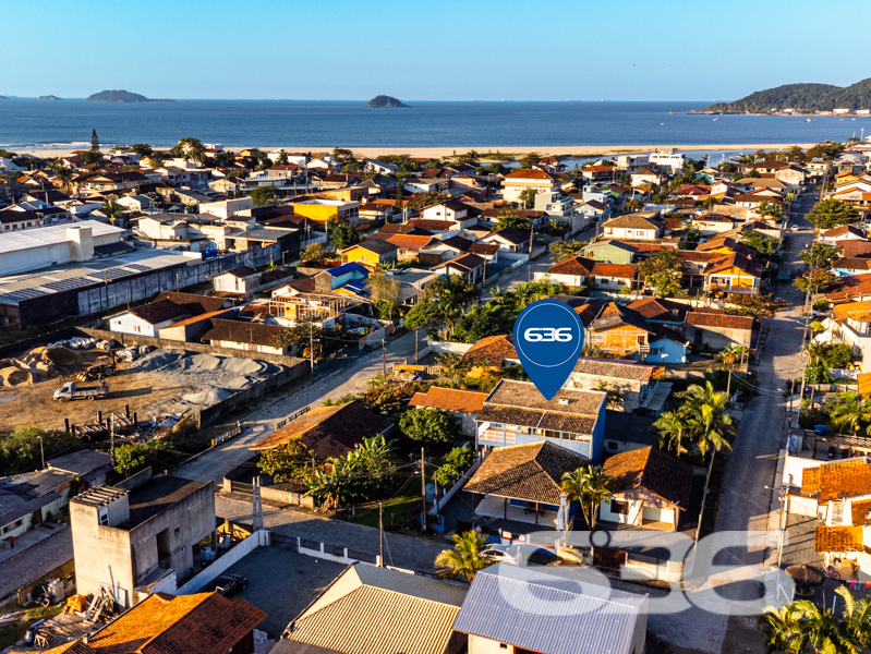 Você está prestes a descobrir uma residência maravilhosa em São Francisco do Sul - SC, a poucos passos das praias deslumbrantes da região. Apresentamos este incrível sobrado no bairro Ubatuba, um local privilegiado que promete não apenas as mais belas vistas da natureza, mas também uma ligação incomparável com o sossego e o lazer.
Com uma área espaçosa e bem planejada de 400m², este imóvel deslumbrante está situado em um terreno de 276m². Suas dimensões generosas e arquitetura funcional possibilitam um vasto leque de opções de uso, ideal tanto para uma moradia confortável como para um investimento promissor. A casa principal à frente dispõe de 4 dormitórios aconchegantes, dois banheiros modernos, sala de estar separada, uma cozinha prática e uma varanda encantadora, além de uma garagem coberta para dois veículos, com espaço adicional para até três carros na área descoberta.
Ao adentrar o sobrado, você se maravilhará com a disposição inteligente dos espaços: no térreo, uma sala acolhedora, cozinha ampla, lavanderia e banheiros. No andar superior, uma suíte privativa e dois espaçosos dormitórios proporcionam conforto extra. As varandas são um convite diário para apreciar vistas deslumbrantes do nascer e pôr do sol.
Além de suas características internas marcantes, esta residência também inclui um jardim encantador, área de festas perfeita para receber amigos e familiares, churrasqueira para o churrasco de domingo, e um charmoso gazebo para momentos de relaxamento. E para os amantes de tecnologia, a conexão por fibra ótica garante que você esteja sempre conectado, seja para trabalho ou lazer.
A localização é um ponto forte deste imóvel – situado a apenas 500 metros da paradisíaca praia de Ubatuba, o acesso é facilitado por ruas pavimentadas, e a proximidade com escolas, hospitais e serviços públicos essenciais acrescenta ainda mais conveniência ao dia a dia.
Esta é a sua chance de possuir um pedaço do paraíso, onde o conforto, a beleza e a funcionalidade se encontram. Entre em contato agora com a 636 Negócios Imobiliários e agende uma visita para conhecer esta joia única no coração de São Francisco do Sul.
636 NEGÓCIOS IMOBILIÁRIOS: A SUA MELHOR ESCOLHA
Com mais de 30 anos de experiência, a 636 Negócios Imobiliários é sua parceira ideal para encontrar o imóvel perfeito. Estamos prontos para ajudá-lo a fazer deste imóvel o seu novo lar.
Telefone: (47) 3451-0636
WhatsApp: (47) 99190-0636
Não perca esta oportunidade única. Visite nosso site para mais informações: i636.com.br