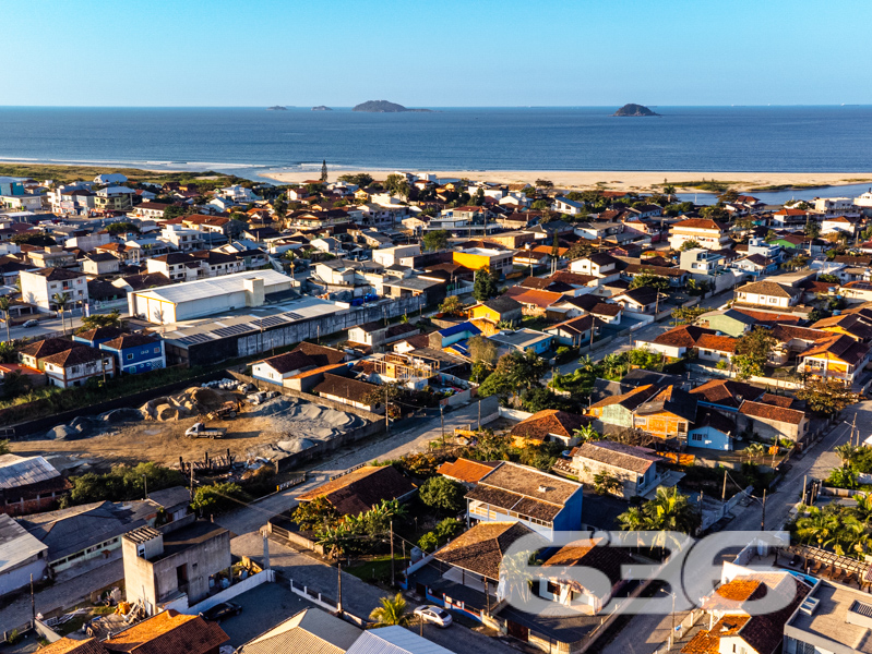 Você está prestes a descobrir uma residência maravilhosa em São Francisco do Sul - SC, a poucos passos das praias deslumbrantes da região. Apresentamos este incrível sobrado no bairro Ubatuba, um local privilegiado que promete não apenas as mais belas vistas da natureza, mas também uma ligação incomparável com o sossego e o lazer.
Com uma área espaçosa e bem planejada de 400m², este imóvel deslumbrante está situado em um terreno de 276m². Suas dimensões generosas e arquitetura funcional possibilitam um vasto leque de opções de uso, ideal tanto para uma moradia confortável como para um investimento promissor. A casa principal à frente dispõe de 4 dormitórios aconchegantes, dois banheiros modernos, sala de estar separada, uma cozinha prática e uma varanda encantadora, além de uma garagem coberta para dois veículos, com espaço adicional para até três carros na área descoberta.
Ao adentrar o sobrado, você se maravilhará com a disposição inteligente dos espaços: no térreo, uma sala acolhedora, cozinha ampla, lavanderia e banheiros. No andar superior, uma suíte privativa e dois espaçosos dormitórios proporcionam conforto extra. As varandas são um convite diário para apreciar vistas deslumbrantes do nascer e pôr do sol.
Além de suas características internas marcantes, esta residência também inclui um jardim encantador, área de festas perfeita para receber amigos e familiares, churrasqueira para o churrasco de domingo, e um charmoso gazebo para momentos de relaxamento. E para os amantes de tecnologia, a conexão por fibra ótica garante que você esteja sempre conectado, seja para trabalho ou lazer.
A localização é um ponto forte deste imóvel – situado a apenas 500 metros da paradisíaca praia de Ubatuba, o acesso é facilitado por ruas pavimentadas, e a proximidade com escolas, hospitais e serviços públicos essenciais acrescenta ainda mais conveniência ao dia a dia.
Esta é a sua chance de possuir um pedaço do paraíso, onde o conforto, a beleza e a funcionalidade se encontram. Entre em contato agora com a 636 Negócios Imobiliários e agende uma visita para conhecer esta joia única no coração de São Francisco do Sul.
636 NEGÓCIOS IMOBILIÁRIOS: A SUA MELHOR ESCOLHA
Com mais de 30 anos de experiência, a 636 Negócios Imobiliários é sua parceira ideal para encontrar o imóvel perfeito. Estamos prontos para ajudá-lo a fazer deste imóvel o seu novo lar.
Telefone: (47) 3451-0636
WhatsApp: (47) 99190-0636
Não perca esta oportunidade única. Visite nosso site para mais informações: i636.com.br