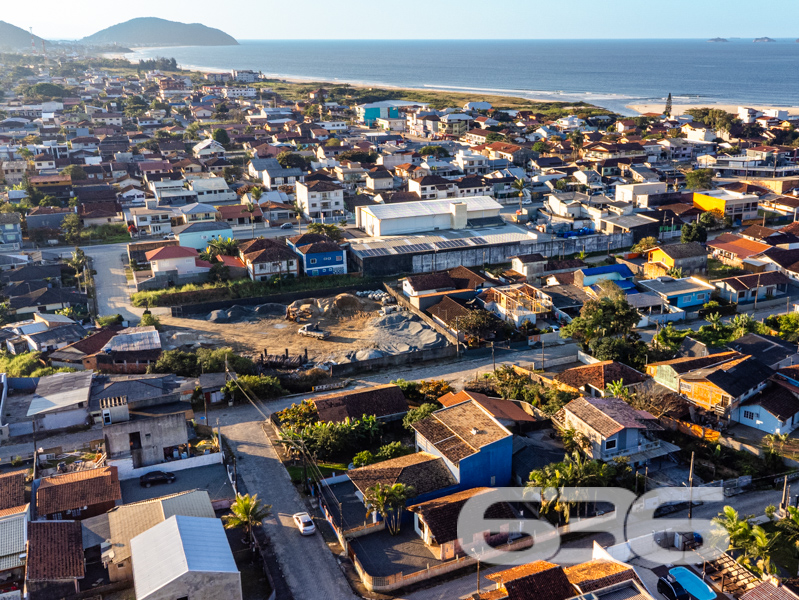 Você está prestes a descobrir uma residência maravilhosa em São Francisco do Sul - SC, a poucos passos das praias deslumbrantes da região. Apresentamos este incrível sobrado no bairro Ubatuba, um local privilegiado que promete não apenas as mais belas vistas da natureza, mas também uma ligação incomparável com o sossego e o lazer.
Com uma área espaçosa e bem planejada de 400m², este imóvel deslumbrante está situado em um terreno de 276m². Suas dimensões generosas e arquitetura funcional possibilitam um vasto leque de opções de uso, ideal tanto para uma moradia confortável como para um investimento promissor. A casa principal à frente dispõe de 4 dormitórios aconchegantes, dois banheiros modernos, sala de estar separada, uma cozinha prática e uma varanda encantadora, além de uma garagem coberta para dois veículos, com espaço adicional para até três carros na área descoberta.
Ao adentrar o sobrado, você se maravilhará com a disposição inteligente dos espaços: no térreo, uma sala acolhedora, cozinha ampla, lavanderia e banheiros. No andar superior, uma suíte privativa e dois espaçosos dormitórios proporcionam conforto extra. As varandas são um convite diário para apreciar vistas deslumbrantes do nascer e pôr do sol.
Além de suas características internas marcantes, esta residência também inclui um jardim encantador, área de festas perfeita para receber amigos e familiares, churrasqueira para o churrasco de domingo, e um charmoso gazebo para momentos de relaxamento. E para os amantes de tecnologia, a conexão por fibra ótica garante que você esteja sempre conectado, seja para trabalho ou lazer.
A localização é um ponto forte deste imóvel – situado a apenas 500 metros da paradisíaca praia de Ubatuba, o acesso é facilitado por ruas pavimentadas, e a proximidade com escolas, hospitais e serviços públicos essenciais acrescenta ainda mais conveniência ao dia a dia.
Esta é a sua chance de possuir um pedaço do paraíso, onde o conforto, a beleza e a funcionalidade se encontram. Entre em contato agora com a 636 Negócios Imobiliários e agende uma visita para conhecer esta joia única no coração de São Francisco do Sul.
636 NEGÓCIOS IMOBILIÁRIOS: A SUA MELHOR ESCOLHA
Com mais de 30 anos de experiência, a 636 Negócios Imobiliários é sua parceira ideal para encontrar o imóvel perfeito. Estamos prontos para ajudá-lo a fazer deste imóvel o seu novo lar.
Telefone: (47) 3451-0636
WhatsApp: (47) 99190-0636
Não perca esta oportunidade única. Visite nosso site para mais informações: i636.com.br