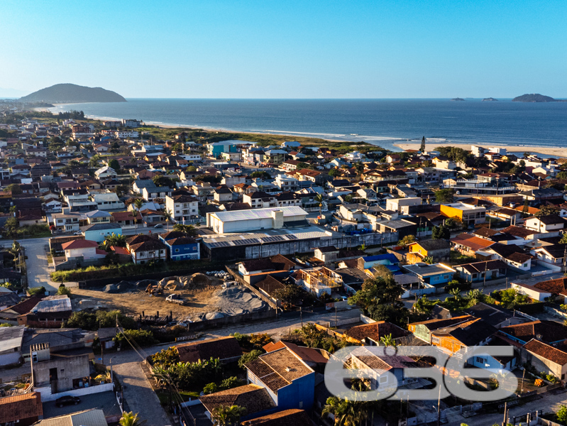 Você está prestes a descobrir uma residência maravilhosa em São Francisco do Sul - SC, a poucos passos das praias deslumbrantes da região. Apresentamos este incrível sobrado no bairro Ubatuba, um local privilegiado que promete não apenas as mais belas vistas da natureza, mas também uma ligação incomparável com o sossego e o lazer.
Com uma área espaçosa e bem planejada de 400m², este imóvel deslumbrante está situado em um terreno de 276m². Suas dimensões generosas e arquitetura funcional possibilitam um vasto leque de opções de uso, ideal tanto para uma moradia confortável como para um investimento promissor. A casa principal à frente dispõe de 4 dormitórios aconchegantes, dois banheiros modernos, sala de estar separada, uma cozinha prática e uma varanda encantadora, além de uma garagem coberta para dois veículos, com espaço adicional para até três carros na área descoberta.
Ao adentrar o sobrado, você se maravilhará com a disposição inteligente dos espaços: no térreo, uma sala acolhedora, cozinha ampla, lavanderia e banheiros. No andar superior, uma suíte privativa e dois espaçosos dormitórios proporcionam conforto extra. As varandas são um convite diário para apreciar vistas deslumbrantes do nascer e pôr do sol.
Além de suas características internas marcantes, esta residência também inclui um jardim encantador, área de festas perfeita para receber amigos e familiares, churrasqueira para o churrasco de domingo, e um charmoso gazebo para momentos de relaxamento. E para os amantes de tecnologia, a conexão por fibra ótica garante que você esteja sempre conectado, seja para trabalho ou lazer.
A localização é um ponto forte deste imóvel – situado a apenas 500 metros da paradisíaca praia de Ubatuba, o acesso é facilitado por ruas pavimentadas, e a proximidade com escolas, hospitais e serviços públicos essenciais acrescenta ainda mais conveniência ao dia a dia.
Esta é a sua chance de possuir um pedaço do paraíso, onde o conforto, a beleza e a funcionalidade se encontram. Entre em contato agora com a 636 Negócios Imobiliários e agende uma visita para conhecer esta joia única no coração de São Francisco do Sul.
636 NEGÓCIOS IMOBILIÁRIOS: A SUA MELHOR ESCOLHA
Com mais de 30 anos de experiência, a 636 Negócios Imobiliários é sua parceira ideal para encontrar o imóvel perfeito. Estamos prontos para ajudá-lo a fazer deste imóvel o seu novo lar.
Telefone: (47) 3451-0636
WhatsApp: (47) 99190-0636
Não perca esta oportunidade única. Visite nosso site para mais informações: i636.com.br