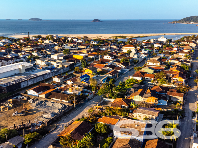 Você está prestes a descobrir uma residência maravilhosa em São Francisco do Sul - SC, a poucos passos das praias deslumbrantes da região. Apresentamos este incrível sobrado no bairro Ubatuba, um local privilegiado que promete não apenas as mais belas vistas da natureza, mas também uma ligação incomparável com o sossego e o lazer.
Com uma área espaçosa e bem planejada de 400m², este imóvel deslumbrante está situado em um terreno de 276m². Suas dimensões generosas e arquitetura funcional possibilitam um vasto leque de opções de uso, ideal tanto para uma moradia confortável como para um investimento promissor. A casa principal à frente dispõe de 4 dormitórios aconchegantes, dois banheiros modernos, sala de estar separada, uma cozinha prática e uma varanda encantadora, além de uma garagem coberta para dois veículos, com espaço adicional para até três carros na área descoberta.
Ao adentrar o sobrado, você se maravilhará com a disposição inteligente dos espaços: no térreo, uma sala acolhedora, cozinha ampla, lavanderia e banheiros. No andar superior, uma suíte privativa e dois espaçosos dormitórios proporcionam conforto extra. As varandas são um convite diário para apreciar vistas deslumbrantes do nascer e pôr do sol.
Além de suas características internas marcantes, esta residência também inclui um jardim encantador, área de festas perfeita para receber amigos e familiares, churrasqueira para o churrasco de domingo, e um charmoso gazebo para momentos de relaxamento. E para os amantes de tecnologia, a conexão por fibra ótica garante que você esteja sempre conectado, seja para trabalho ou lazer.
A localização é um ponto forte deste imóvel – situado a apenas 500 metros da paradisíaca praia de Ubatuba, o acesso é facilitado por ruas pavimentadas, e a proximidade com escolas, hospitais e serviços públicos essenciais acrescenta ainda mais conveniência ao dia a dia.
Esta é a sua chance de possuir um pedaço do paraíso, onde o conforto, a beleza e a funcionalidade se encontram. Entre em contato agora com a 636 Negócios Imobiliários e agende uma visita para conhecer esta joia única no coração de São Francisco do Sul.
636 NEGÓCIOS IMOBILIÁRIOS: A SUA MELHOR ESCOLHA
Com mais de 30 anos de experiência, a 636 Negócios Imobiliários é sua parceira ideal para encontrar o imóvel perfeito. Estamos prontos para ajudá-lo a fazer deste imóvel o seu novo lar.
Telefone: (47) 3451-0636
WhatsApp: (47) 99190-0636
Não perca esta oportunidade única. Visite nosso site para mais informações: i636.com.br