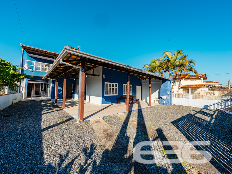 Você está prestes a descobrir uma residência maravilhosa em São Francisco do Sul - SC, a poucos passos das praias deslumbrantes da região. Apresentamos este incrível sobrado no bairro Ubatuba, um local privilegiado que promete não apenas as mais belas vistas da natureza, mas também uma ligação incomparável com o sossego e o lazer.
Com uma área espaçosa e bem planejada de 400m², este imóvel deslumbrante está situado em um terreno de 276m². Suas dimensões generosas e arquitetura funcional possibilitam um vasto leque de opções de uso, ideal tanto para uma moradia confortável como para um investimento promissor. A casa principal à frente dispõe de 4 dormitórios aconchegantes, dois banheiros modernos, sala de estar separada, uma cozinha prática e uma varanda encantadora, além de uma garagem coberta para dois veículos, com espaço adicional para até três carros na área descoberta.
Ao adentrar o sobrado, você se maravilhará com a disposição inteligente dos espaços: no térreo, uma sala acolhedora, cozinha ampla, lavanderia e banheiros. No andar superior, uma suíte privativa e dois espaçosos dormitórios proporcionam conforto extra. As varandas são um convite diário para apreciar vistas deslumbrantes do nascer e pôr do sol.
Além de suas características internas marcantes, esta residência também inclui um jardim encantador, área de festas perfeita para receber amigos e familiares, churrasqueira para o churrasco de domingo, e um charmoso gazebo para momentos de relaxamento. E para os amantes de tecnologia, a conexão por fibra ótica garante que você esteja sempre conectado, seja para trabalho ou lazer.
A localização é um ponto forte deste imóvel – situado a apenas 500 metros da paradisíaca praia de Ubatuba, o acesso é facilitado por ruas pavimentadas, e a proximidade com escolas, hospitais e serviços públicos essenciais acrescenta ainda mais conveniência ao dia a dia.
Esta é a sua chance de possuir um pedaço do paraíso, onde o conforto, a beleza e a funcionalidade se encontram. Entre em contato agora com a 636 Negócios Imobiliários e agende uma visita para conhecer esta joia única no coração de São Francisco do Sul.
636 NEGÓCIOS IMOBILIÁRIOS: A SUA MELHOR ESCOLHA
Com mais de 30 anos de experiência, a 636 Negócios Imobiliários é sua parceira ideal para encontrar o imóvel perfeito. Estamos prontos para ajudá-lo a fazer deste imóvel o seu novo lar.
Telefone: (47) 3451-0636
WhatsApp: (47) 99190-0636
Não perca esta oportunidade única. Visite nosso site para mais informações: i636.com.br