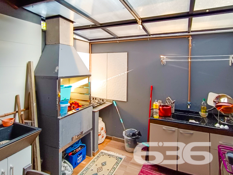 Incrível Oportunidade em Araquari, SC – Sobrado Geminado Novo, 100% Mobiliado!
Situado no coração do bairro Itinga, em Araquari, Santa Catarina, apresentamos este espetacular sobrado geminado, que oferece uma perfeita aliança entre conforto, praticidade e localização estratégica. Ideal para famílias que valorizam um ambiente moderno e aconchegante, este imóvel é a escolha certa para você!
Destaques do Imóvel:
- Construção Moderna: Com uma área construída de 58,04m², este sobrado se destaca pela arquitetura contemporânea e acabamentos de qualidade.
- Ambientes Planejados: A residência é composta por uma suíte e mais um dormitório, totalizando dois confortáveis banheiros. A sala de estar se integra perfeitamente com a copa e a cozinha, proporcionando um ambiente acolhedor e otimizado.
- Área Externa Diferenciada: Desfrute momentos únicos com sua família e amigos em sua própria churrasqueira. A sacada oferece uma vista agradável, complementando o ambiente.
- Conveniência e Segurança: O imóvel conta com garagem descoberta, portão eletrônico e está totalmente murado ou cercado, garantindo maior segurança e conforto.
Localização Privilegiada:
- Fácil acesso a vias principais e próximo a transporte público, torna seu deslocamento diário mais prático.
- A proximidade com shopping centers, escolas, hospitais e serviços essenciais garante comodidade total para o seu dia a dia.
- A rua pavimentada é um adicional que agrega ainda mais valor ao imóvel.
Seu Pet Também é Bem-Vindo: O imóvel é pet-friendly, permitindo que seus animais de estimação aproveitem junto com você o novo lar.
Outros Benefícios:
- Totalmente mobiliado e pronto para você entrar e morar, o sobrado é oferecido na modalidade porteira fechada.
Não perca a chance de conquistar este imóvel único, que une o novo ao acolhedor de maneira impecável. Um verdadeiro achado no mercado imobiliário de Araquari. Entre em contato agora mesmo com a 636 Negócios Imobiliários e agende uma visita para conhecer seu futuro lar!
636 NEGÓCIOS IMOBILIÁRIOS: A SUA MELHOR ESCOLHA
Com mais de 30 anos de experiência, a 636 Negócios Imobiliários é sua parceira ideal para encontrar o imóvel perfeito. Estamos prontos para ajudá-lo a fazer deste imóvel o seu novo lar.
Telefone: (47) 3451-0636
WhatsApp: (47) 99190-0636
Não perca esta oportunidade única. Visite nosso site para mais informações: i636.com.br
