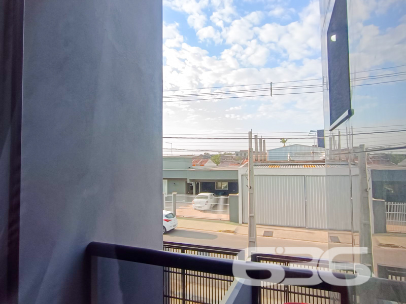Incrível Oportunidade em Araquari, SC – Sobrado Geminado Novo, 100% Mobiliado!
Situado no coração do bairro Itinga, em Araquari, Santa Catarina, apresentamos este espetacular sobrado geminado, que oferece uma perfeita aliança entre conforto, praticidade e localização estratégica. Ideal para famílias que valorizam um ambiente moderno e aconchegante, este imóvel é a escolha certa para você!
Destaques do Imóvel:
- Construção Moderna: Com uma área construída de 58,04m², este sobrado se destaca pela arquitetura contemporânea e acabamentos de qualidade.
- Ambientes Planejados: A residência é composta por uma suíte e mais um dormitório, totalizando dois confortáveis banheiros. A sala de estar se integra perfeitamente com a copa e a cozinha, proporcionando um ambiente acolhedor e otimizado.
- Área Externa Diferenciada: Desfrute momentos únicos com sua família e amigos em sua própria churrasqueira. A sacada oferece uma vista agradável, complementando o ambiente.
- Conveniência e Segurança: O imóvel conta com garagem descoberta, portão eletrônico e está totalmente murado ou cercado, garantindo maior segurança e conforto.
Localização Privilegiada:
- Fácil acesso a vias principais e próximo a transporte público, torna seu deslocamento diário mais prático.
- A proximidade com shopping centers, escolas, hospitais e serviços essenciais garante comodidade total para o seu dia a dia.
- A rua pavimentada é um adicional que agrega ainda mais valor ao imóvel.
Seu Pet Também é Bem-Vindo: O imóvel é pet-friendly, permitindo que seus animais de estimação aproveitem junto com você o novo lar.
Outros Benefícios:
- Totalmente mobiliado e pronto para você entrar e morar, o sobrado é oferecido na modalidade porteira fechada.
Não perca a chance de conquistar este imóvel único, que une o novo ao acolhedor de maneira impecável. Um verdadeiro achado no mercado imobiliário de Araquari. Entre em contato agora mesmo com a 636 Negócios Imobiliários e agende uma visita para conhecer seu futuro lar!
636 NEGÓCIOS IMOBILIÁRIOS: A SUA MELHOR ESCOLHA
Com mais de 30 anos de experiência, a 636 Negócios Imobiliários é sua parceira ideal para encontrar o imóvel perfeito. Estamos prontos para ajudá-lo a fazer deste imóvel o seu novo lar.
Telefone: (47) 3451-0636
WhatsApp: (47) 99190-0636
Não perca esta oportunidade única. Visite nosso site para mais informações: i636.com.br