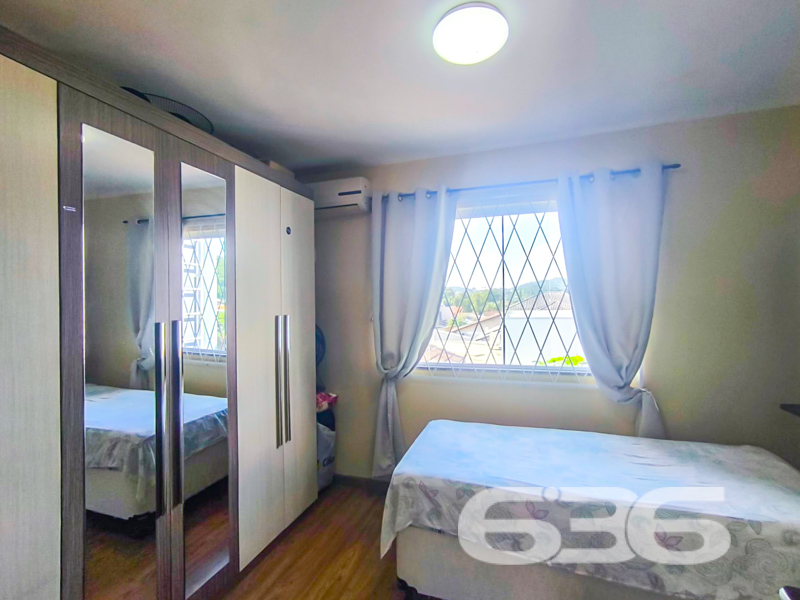 Descubra o refúgio perfeito para sua família neste encantador sobrado geminado, localizado no coração de Itaum, Joinville. Este imóvel oferece uma proposta de moradia tranquila em um ambiente familiar, onde a vizinhança é um exemplo de convivência harmoniosa. Imagine viver em uma casa ampla e moderna, com 72,94m² de área construída e um terreno de 103,32m² que proporciona um excelente aproveitamento do espaço.

Ao entrar, você será recepcionado por uma sala de estar e jantar integradas, perfeitas para reunir a família e amigos. A cozinha e copa conjugadas, repletas de móveis planejados que permanecem no imóvel, tornam o ambiente funcional e acolhedor. Para completar, todos os condicionadores de ar também estão inclusos, garantindo conforto durante todo o ano.

Com dois amplos dormitórios, o espaço foi pensado para oferecer um refúgio tranquilo após um dia agitado. 

Em termos de lazer, a casa é um convite ao convívio ao ar livre. O jardim frontal, adornado com um pergolado, cria um ambiente ideal para relaxar. Nos fundos, há uma área de festas com churrasqueira, perfeita para celebrações especiais. Permita que seus animais de estimação desfrutem do espaço com total liberdade no quintal cercado e seguro. A casa é idealmente posicionada para quem valoriza a conexão com a cidade, estando próxima a vias de acesso, transporte público, escolas e hospitais.

Este é mais do que um imóvel; é um lugar onde suas memórias serão construídas dia após dia.

Não perca a oportunidade de conhecer esta excelente opção de moradia no Itaum. Agende uma visita hoje mesmo e veja de perto tudo o que este imóvel tem a oferecer. O conforto, a funcionalidade e a localização privilegiada fazem deste sobrado geminado uma escolha perfeita para quem busca qualidade de vida em Joinville. Venha conferir e se encantar!

636 NEGÓCIOS IMOBILIÁRIOS: A SUA MELHOR ESCOLHA
Com mais de 30 anos de experiência, a 636 Negócios Imobiliários é sua parceira ideal para encontrar o imóvel perfeito. Estamos prontos para ajudá-lo a fazer deste imóvel o seu novo lar.
 
Telefone: (47) 3451-0636
WhatsApp: (47) 99190-0636
 
Não perca esta oportunidade única. Visite nosso site para mais informações: i636.com.br