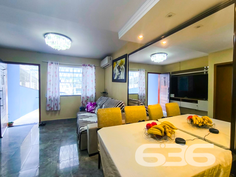 Descubra o refúgio perfeito para sua família neste encantador sobrado geminado, localizado no coração de Itaum, Joinville. Este imóvel oferece uma proposta de moradia tranquila em um ambiente familiar, onde a vizinhança é um exemplo de convivência harmoniosa. Imagine viver em uma casa ampla e moderna, com 72,94m² de área construída e um terreno de 103,32m² que proporciona um excelente aproveitamento do espaço.

Ao entrar, você será recepcionado por uma sala de estar e jantar integradas, perfeitas para reunir a família e amigos. A cozinha e copa conjugadas, repletas de móveis planejados que permanecem no imóvel, tornam o ambiente funcional e acolhedor. Para completar, todos os condicionadores de ar também estão inclusos, garantindo conforto durante todo o ano.

Com dois amplos dormitórios, o espaço foi pensado para oferecer um refúgio tranquilo após um dia agitado. 

Em termos de lazer, a casa é um convite ao convívio ao ar livre. O jardim frontal, adornado com um pergolado, cria um ambiente ideal para relaxar. Nos fundos, há uma área de festas com churrasqueira, perfeita para celebrações especiais. Permita que seus animais de estimação desfrutem do espaço com total liberdade no quintal cercado e seguro. A casa é idealmente posicionada para quem valoriza a conexão com a cidade, estando próxima a vias de acesso, transporte público, escolas e hospitais.

Este é mais do que um imóvel; é um lugar onde suas memórias serão construídas dia após dia.

Não perca a oportunidade de conhecer esta excelente opção de moradia no Itaum. Agende uma visita hoje mesmo e veja de perto tudo o que este imóvel tem a oferecer. O conforto, a funcionalidade e a localização privilegiada fazem deste sobrado geminado uma escolha perfeita para quem busca qualidade de vida em Joinville. Venha conferir e se encantar!

636 NEGÓCIOS IMOBILIÁRIOS: A SUA MELHOR ESCOLHA
Com mais de 30 anos de experiência, a 636 Negócios Imobiliários é sua parceira ideal para encontrar o imóvel perfeito. Estamos prontos para ajudá-lo a fazer deste imóvel o seu novo lar.
 
Telefone: (47) 3451-0636
WhatsApp: (47) 99190-0636
 
Não perca esta oportunidade única. Visite nosso site para mais informações: i636.com.br