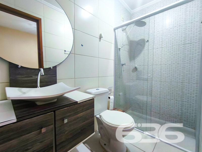 Descubra o refúgio perfeito para sua família neste encantador sobrado geminado, localizado no coração de Itaum, Joinville. Este imóvel oferece uma proposta de moradia tranquila em um ambiente familiar, onde a vizinhança é um exemplo de convivência harmoniosa. Imagine viver em uma casa ampla e moderna, com 72,94m² de área construída e um terreno de 103,32m² que proporciona um excelente aproveitamento do espaço.

Ao entrar, você será recepcionado por uma sala de estar e jantar integradas, perfeitas para reunir a família e amigos. A cozinha e copa conjugadas, repletas de móveis planejados que permanecem no imóvel, tornam o ambiente funcional e acolhedor. Para completar, todos os condicionadores de ar também estão inclusos, garantindo conforto durante todo o ano.

Com dois amplos dormitórios, o espaço foi pensado para oferecer um refúgio tranquilo após um dia agitado. 

Em termos de lazer, a casa é um convite ao convívio ao ar livre. O jardim frontal, adornado com um pergolado, cria um ambiente ideal para relaxar. Nos fundos, há uma área de festas com churrasqueira, perfeita para celebrações especiais. Permita que seus animais de estimação desfrutem do espaço com total liberdade no quintal cercado e seguro. A casa é idealmente posicionada para quem valoriza a conexão com a cidade, estando próxima a vias de acesso, transporte público, escolas e hospitais.

Este é mais do que um imóvel; é um lugar onde suas memórias serão construídas dia após dia.

Não perca a oportunidade de conhecer esta excelente opção de moradia no Itaum. Agende uma visita hoje mesmo e veja de perto tudo o que este imóvel tem a oferecer. O conforto, a funcionalidade e a localização privilegiada fazem deste sobrado geminado uma escolha perfeita para quem busca qualidade de vida em Joinville. Venha conferir e se encantar!

636 NEGÓCIOS IMOBILIÁRIOS: A SUA MELHOR ESCOLHA
Com mais de 30 anos de experiência, a 636 Negócios Imobiliários é sua parceira ideal para encontrar o imóvel perfeito. Estamos prontos para ajudá-lo a fazer deste imóvel o seu novo lar.
 
Telefone: (47) 3451-0636
WhatsApp: (47) 99190-0636
 
Não perca esta oportunidade única. Visite nosso site para mais informações: i636.com.br