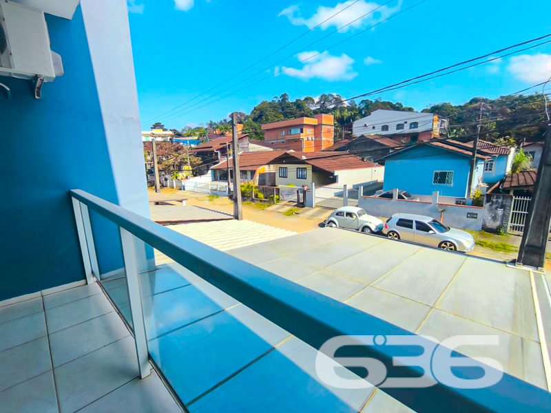 Descubra o refúgio perfeito para sua família neste encantador sobrado geminado, localizado no coração de Itaum, Joinville. Este imóvel oferece uma proposta de moradia tranquila em um ambiente familiar, onde a vizinhança é um exemplo de convivência harmoniosa. Imagine viver em uma casa ampla e moderna, com 72,94m² de área construída e um terreno de 103,32m² que proporciona um excelente aproveitamento do espaço.

Ao entrar, você será recepcionado por uma sala de estar e jantar integradas, perfeitas para reunir a família e amigos. A cozinha e copa conjugadas, repletas de móveis planejados que permanecem no imóvel, tornam o ambiente funcional e acolhedor. Para completar, todos os condicionadores de ar também estão inclusos, garantindo conforto durante todo o ano.

Com dois amplos dormitórios, o espaço foi pensado para oferecer um refúgio tranquilo após um dia agitado. 

Em termos de lazer, a casa é um convite ao convívio ao ar livre. O jardim frontal, adornado com um pergolado, cria um ambiente ideal para relaxar. Nos fundos, há uma área de festas com churrasqueira, perfeita para celebrações especiais. Permita que seus animais de estimação desfrutem do espaço com total liberdade no quintal cercado e seguro. A casa é idealmente posicionada para quem valoriza a conexão com a cidade, estando próxima a vias de acesso, transporte público, escolas e hospitais.

Este é mais do que um imóvel; é um lugar onde suas memórias serão construídas dia após dia.

Não perca a oportunidade de conhecer esta excelente opção de moradia no Itaum. Agende uma visita hoje mesmo e veja de perto tudo o que este imóvel tem a oferecer. O conforto, a funcionalidade e a localização privilegiada fazem deste sobrado geminado uma escolha perfeita para quem busca qualidade de vida em Joinville. Venha conferir e se encantar!

636 NEGÓCIOS IMOBILIÁRIOS: A SUA MELHOR ESCOLHA
Com mais de 30 anos de experiência, a 636 Negócios Imobiliários é sua parceira ideal para encontrar o imóvel perfeito. Estamos prontos para ajudá-lo a fazer deste imóvel o seu novo lar.
 
Telefone: (47) 3451-0636
WhatsApp: (47) 99190-0636
 
Não perca esta oportunidade única. Visite nosso site para mais informações: i636.com.br