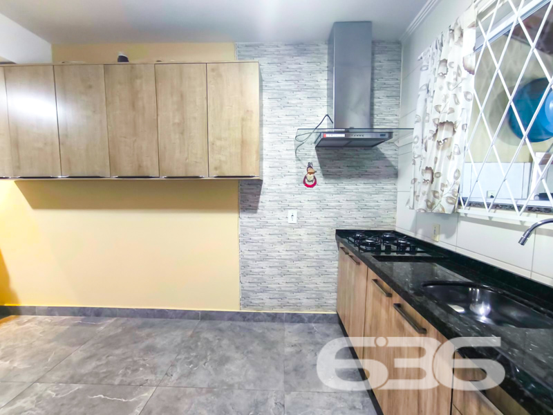 Descubra o refúgio perfeito para sua família neste encantador sobrado geminado, localizado no coração de Itaum, Joinville. Este imóvel oferece uma proposta de moradia tranquila em um ambiente familiar, onde a vizinhança é um exemplo de convivência harmoniosa. Imagine viver em uma casa ampla e moderna, com 72,94m² de área construída e um terreno de 103,32m² que proporciona um excelente aproveitamento do espaço.

Ao entrar, você será recepcionado por uma sala de estar e jantar integradas, perfeitas para reunir a família e amigos. A cozinha e copa conjugadas, repletas de móveis planejados que permanecem no imóvel, tornam o ambiente funcional e acolhedor. Para completar, todos os condicionadores de ar também estão inclusos, garantindo conforto durante todo o ano.

Com dois amplos dormitórios, o espaço foi pensado para oferecer um refúgio tranquilo após um dia agitado. 

Em termos de lazer, a casa é um convite ao convívio ao ar livre. O jardim frontal, adornado com um pergolado, cria um ambiente ideal para relaxar. Nos fundos, há uma área de festas com churrasqueira, perfeita para celebrações especiais. Permita que seus animais de estimação desfrutem do espaço com total liberdade no quintal cercado e seguro. A casa é idealmente posicionada para quem valoriza a conexão com a cidade, estando próxima a vias de acesso, transporte público, escolas e hospitais.

Este é mais do que um imóvel; é um lugar onde suas memórias serão construídas dia após dia.

Não perca a oportunidade de conhecer esta excelente opção de moradia no Itaum. Agende uma visita hoje mesmo e veja de perto tudo o que este imóvel tem a oferecer. O conforto, a funcionalidade e a localização privilegiada fazem deste sobrado geminado uma escolha perfeita para quem busca qualidade de vida em Joinville. Venha conferir e se encantar!

636 NEGÓCIOS IMOBILIÁRIOS: A SUA MELHOR ESCOLHA
Com mais de 30 anos de experiência, a 636 Negócios Imobiliários é sua parceira ideal para encontrar o imóvel perfeito. Estamos prontos para ajudá-lo a fazer deste imóvel o seu novo lar.
 
Telefone: (47) 3451-0636
WhatsApp: (47) 99190-0636
 
Não perca esta oportunidade única. Visite nosso site para mais informações: i636.com.br