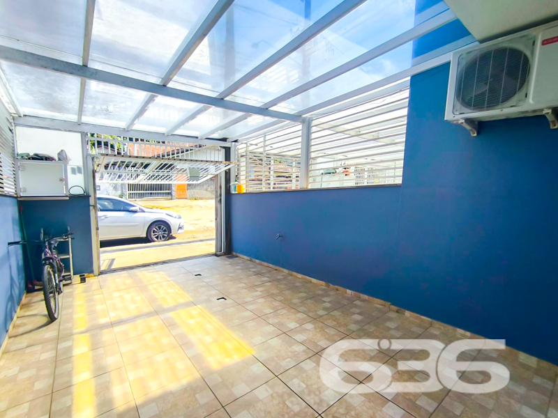 Descubra o refúgio perfeito para sua família neste encantador sobrado geminado, localizado no coração de Itaum, Joinville. Este imóvel oferece uma proposta de moradia tranquila em um ambiente familiar, onde a vizinhança é um exemplo de convivência harmoniosa. Imagine viver em uma casa ampla e moderna, com 72,94m² de área construída e um terreno de 103,32m² que proporciona um excelente aproveitamento do espaço.

Ao entrar, você será recepcionado por uma sala de estar e jantar integradas, perfeitas para reunir a família e amigos. A cozinha e copa conjugadas, repletas de móveis planejados que permanecem no imóvel, tornam o ambiente funcional e acolhedor. Para completar, todos os condicionadores de ar também estão inclusos, garantindo conforto durante todo o ano.

Com dois amplos dormitórios, o espaço foi pensado para oferecer um refúgio tranquilo após um dia agitado. 

Em termos de lazer, a casa é um convite ao convívio ao ar livre. O jardim frontal, adornado com um pergolado, cria um ambiente ideal para relaxar. Nos fundos, há uma área de festas com churrasqueira, perfeita para celebrações especiais. Permita que seus animais de estimação desfrutem do espaço com total liberdade no quintal cercado e seguro. A casa é idealmente posicionada para quem valoriza a conexão com a cidade, estando próxima a vias de acesso, transporte público, escolas e hospitais.

Este é mais do que um imóvel; é um lugar onde suas memórias serão construídas dia após dia.

Não perca a oportunidade de conhecer esta excelente opção de moradia no Itaum. Agende uma visita hoje mesmo e veja de perto tudo o que este imóvel tem a oferecer. O conforto, a funcionalidade e a localização privilegiada fazem deste sobrado geminado uma escolha perfeita para quem busca qualidade de vida em Joinville. Venha conferir e se encantar!

636 NEGÓCIOS IMOBILIÁRIOS: A SUA MELHOR ESCOLHA
Com mais de 30 anos de experiência, a 636 Negócios Imobiliários é sua parceira ideal para encontrar o imóvel perfeito. Estamos prontos para ajudá-lo a fazer deste imóvel o seu novo lar.
 
Telefone: (47) 3451-0636
WhatsApp: (47) 99190-0636
 
Não perca esta oportunidade única. Visite nosso site para mais informações: i636.com.br