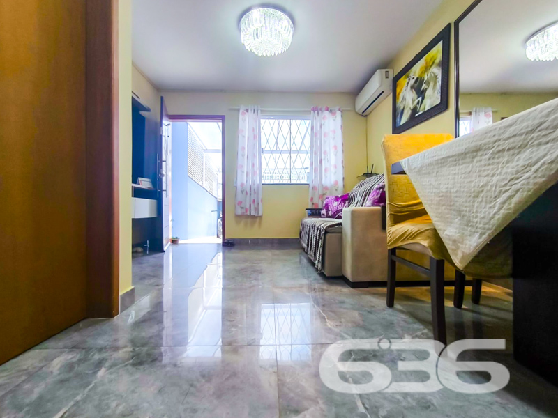Descubra o refúgio perfeito para sua família neste encantador sobrado geminado, localizado no coração de Itaum, Joinville. Este imóvel oferece uma proposta de moradia tranquila em um ambiente familiar, onde a vizinhança é um exemplo de convivência harmoniosa. Imagine viver em uma casa ampla e moderna, com 72,94m² de área construída e um terreno de 103,32m² que proporciona um excelente aproveitamento do espaço.

Ao entrar, você será recepcionado por uma sala de estar e jantar integradas, perfeitas para reunir a família e amigos. A cozinha e copa conjugadas, repletas de móveis planejados que permanecem no imóvel, tornam o ambiente funcional e acolhedor. Para completar, todos os condicionadores de ar também estão inclusos, garantindo conforto durante todo o ano.

Com dois amplos dormitórios, o espaço foi pensado para oferecer um refúgio tranquilo após um dia agitado. 

Em termos de lazer, a casa é um convite ao convívio ao ar livre. O jardim frontal, adornado com um pergolado, cria um ambiente ideal para relaxar. Nos fundos, há uma área de festas com churrasqueira, perfeita para celebrações especiais. Permita que seus animais de estimação desfrutem do espaço com total liberdade no quintal cercado e seguro. A casa é idealmente posicionada para quem valoriza a conexão com a cidade, estando próxima a vias de acesso, transporte público, escolas e hospitais.

Este é mais do que um imóvel; é um lugar onde suas memórias serão construídas dia após dia.

Não perca a oportunidade de conhecer esta excelente opção de moradia no Itaum. Agende uma visita hoje mesmo e veja de perto tudo o que este imóvel tem a oferecer. O conforto, a funcionalidade e a localização privilegiada fazem deste sobrado geminado uma escolha perfeita para quem busca qualidade de vida em Joinville. Venha conferir e se encantar!

636 NEGÓCIOS IMOBILIÁRIOS: A SUA MELHOR ESCOLHA
Com mais de 30 anos de experiência, a 636 Negócios Imobiliários é sua parceira ideal para encontrar o imóvel perfeito. Estamos prontos para ajudá-lo a fazer deste imóvel o seu novo lar.
 
Telefone: (47) 3451-0636
WhatsApp: (47) 99190-0636
 
Não perca esta oportunidade única. Visite nosso site para mais informações: i636.com.br