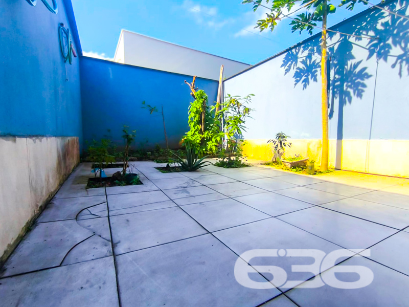 Descubra o refúgio perfeito para sua família neste encantador sobrado geminado, localizado no coração de Itaum, Joinville. Este imóvel oferece uma proposta de moradia tranquila em um ambiente familiar, onde a vizinhança é um exemplo de convivência harmoniosa. Imagine viver em uma casa ampla e moderna, com 72,94m² de área construída e um terreno de 103,32m² que proporciona um excelente aproveitamento do espaço.

Ao entrar, você será recepcionado por uma sala de estar e jantar integradas, perfeitas para reunir a família e amigos. A cozinha e copa conjugadas, repletas de móveis planejados que permanecem no imóvel, tornam o ambiente funcional e acolhedor. Para completar, todos os condicionadores de ar também estão inclusos, garantindo conforto durante todo o ano.

Com dois amplos dormitórios, o espaço foi pensado para oferecer um refúgio tranquilo após um dia agitado. 

Em termos de lazer, a casa é um convite ao convívio ao ar livre. O jardim frontal, adornado com um pergolado, cria um ambiente ideal para relaxar. Nos fundos, há uma área de festas com churrasqueira, perfeita para celebrações especiais. Permita que seus animais de estimação desfrutem do espaço com total liberdade no quintal cercado e seguro. A casa é idealmente posicionada para quem valoriza a conexão com a cidade, estando próxima a vias de acesso, transporte público, escolas e hospitais.

Este é mais do que um imóvel; é um lugar onde suas memórias serão construídas dia após dia.

Não perca a oportunidade de conhecer esta excelente opção de moradia no Itaum. Agende uma visita hoje mesmo e veja de perto tudo o que este imóvel tem a oferecer. O conforto, a funcionalidade e a localização privilegiada fazem deste sobrado geminado uma escolha perfeita para quem busca qualidade de vida em Joinville. Venha conferir e se encantar!

636 NEGÓCIOS IMOBILIÁRIOS: A SUA MELHOR ESCOLHA
Com mais de 30 anos de experiência, a 636 Negócios Imobiliários é sua parceira ideal para encontrar o imóvel perfeito. Estamos prontos para ajudá-lo a fazer deste imóvel o seu novo lar.
 
Telefone: (47) 3451-0636
WhatsApp: (47) 99190-0636
 
Não perca esta oportunidade única. Visite nosso site para mais informações: i636.com.br