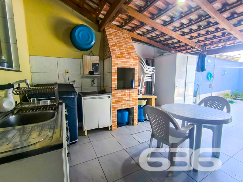 Descubra o refúgio perfeito para sua família neste encantador sobrado geminado, localizado no coração de Itaum, Joinville. Este imóvel oferece uma proposta de moradia tranquila em um ambiente familiar, onde a vizinhança é um exemplo de convivência harmoniosa. Imagine viver em uma casa ampla e moderna, com 72,94m² de área construída e um terreno de 103,32m² que proporciona um excelente aproveitamento do espaço.

Ao entrar, você será recepcionado por uma sala de estar e jantar integradas, perfeitas para reunir a família e amigos. A cozinha e copa conjugadas, repletas de móveis planejados que permanecem no imóvel, tornam o ambiente funcional e acolhedor. Para completar, todos os condicionadores de ar também estão inclusos, garantindo conforto durante todo o ano.

Com dois amplos dormitórios, o espaço foi pensado para oferecer um refúgio tranquilo após um dia agitado. 

Em termos de lazer, a casa é um convite ao convívio ao ar livre. O jardim frontal, adornado com um pergolado, cria um ambiente ideal para relaxar. Nos fundos, há uma área de festas com churrasqueira, perfeita para celebrações especiais. Permita que seus animais de estimação desfrutem do espaço com total liberdade no quintal cercado e seguro. A casa é idealmente posicionada para quem valoriza a conexão com a cidade, estando próxima a vias de acesso, transporte público, escolas e hospitais.

Este é mais do que um imóvel; é um lugar onde suas memórias serão construídas dia após dia.

Não perca a oportunidade de conhecer esta excelente opção de moradia no Itaum. Agende uma visita hoje mesmo e veja de perto tudo o que este imóvel tem a oferecer. O conforto, a funcionalidade e a localização privilegiada fazem deste sobrado geminado uma escolha perfeita para quem busca qualidade de vida em Joinville. Venha conferir e se encantar!

636 NEGÓCIOS IMOBILIÁRIOS: A SUA MELHOR ESCOLHA
Com mais de 30 anos de experiência, a 636 Negócios Imobiliários é sua parceira ideal para encontrar o imóvel perfeito. Estamos prontos para ajudá-lo a fazer deste imóvel o seu novo lar.
 
Telefone: (47) 3451-0636
WhatsApp: (47) 99190-0636
 
Não perca esta oportunidade única. Visite nosso site para mais informações: i636.com.br