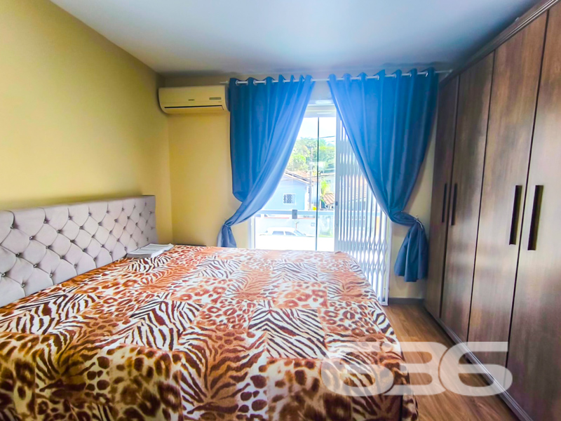 Descubra o refúgio perfeito para sua família neste encantador sobrado geminado, localizado no coração de Itaum, Joinville. Este imóvel oferece uma proposta de moradia tranquila em um ambiente familiar, onde a vizinhança é um exemplo de convivência harmoniosa. Imagine viver em uma casa ampla e moderna, com 72,94m² de área construída e um terreno de 103,32m² que proporciona um excelente aproveitamento do espaço.

Ao entrar, você será recepcionado por uma sala de estar e jantar integradas, perfeitas para reunir a família e amigos. A cozinha e copa conjugadas, repletas de móveis planejados que permanecem no imóvel, tornam o ambiente funcional e acolhedor. Para completar, todos os condicionadores de ar também estão inclusos, garantindo conforto durante todo o ano.

Com dois amplos dormitórios, o espaço foi pensado para oferecer um refúgio tranquilo após um dia agitado. 

Em termos de lazer, a casa é um convite ao convívio ao ar livre. O jardim frontal, adornado com um pergolado, cria um ambiente ideal para relaxar. Nos fundos, há uma área de festas com churrasqueira, perfeita para celebrações especiais. Permita que seus animais de estimação desfrutem do espaço com total liberdade no quintal cercado e seguro. A casa é idealmente posicionada para quem valoriza a conexão com a cidade, estando próxima a vias de acesso, transporte público, escolas e hospitais.

Este é mais do que um imóvel; é um lugar onde suas memórias serão construídas dia após dia.

Não perca a oportunidade de conhecer esta excelente opção de moradia no Itaum. Agende uma visita hoje mesmo e veja de perto tudo o que este imóvel tem a oferecer. O conforto, a funcionalidade e a localização privilegiada fazem deste sobrado geminado uma escolha perfeita para quem busca qualidade de vida em Joinville. Venha conferir e se encantar!

636 NEGÓCIOS IMOBILIÁRIOS: A SUA MELHOR ESCOLHA
Com mais de 30 anos de experiência, a 636 Negócios Imobiliários é sua parceira ideal para encontrar o imóvel perfeito. Estamos prontos para ajudá-lo a fazer deste imóvel o seu novo lar.
 
Telefone: (47) 3451-0636
WhatsApp: (47) 99190-0636
 
Não perca esta oportunidade única. Visite nosso site para mais informações: i636.com.br