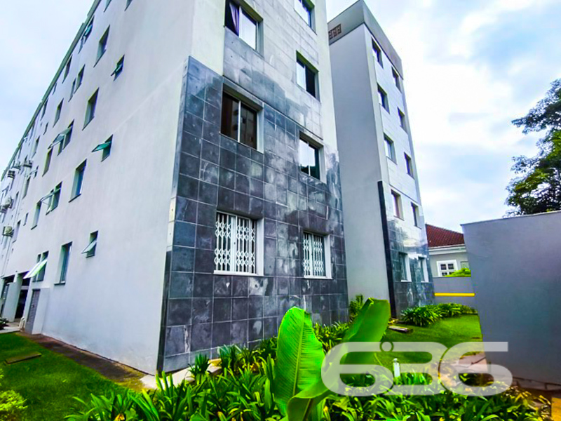Apartamento dos Sonhos à Venda em Joinville - Bairro América

Se você está em busca de um novo lar que ofereça conforto, praticidade e uma localização incrível, então sua busca termina aqui! Apresentamos este encantador apartamento localizado na cidade encantadora de Joinville, SC, no cobiçado Bairro América. Este imóvel não é apenas um endereço, mas um convite a uma nova vida repleta de comodidade e tranquilidade.

Vista incomparável e local privilegiado

Situado em uma área estratégica, este imóvel proporciona fácil acesso às principais vias da cidade. Além disso, está a poucos minutos de diversos serviços essenciais, como escolas renomadas, shoppings, hospitais e transporte público. A rua pavimentada e o entorno arborizado adicionam um charme especial a este recanto urbano.

Conforto e praticidade em cada detalhe

Este apartamento é uma joia que espera por você. Com 51,83 m² de área construída, cada metro quadrado deste espaço foi planejado para oferecer o máximo de conforto e funcionalidade. Os dois dormitórios amplos permitem a versatilidade que sua família precisa. A sala de estar integrada com a sala de jantar oferece um espaço perfeito para relaxar ou entreter convidados.

Cozinha prática e bem equipada

A cozinha planejada é um convite aos amantes da culinária, oferecendo um espaço organizado para suas aventuras gastronômicas. O apartamento ainda conta com um banheiro, perfeitamente adaptado para atender as necessidades de seus ocupantes.

Facilidades e segurança à sua porta

A garagem coberta garante a proteção de seu veículo, enquanto o portão eletrônico e o interfone proporcionam a segurança e praticidade que sua família merece. Os muros e cercas ao redor do imóvel asseguram a privacidade, mantendo sua intimidade e conforto.

Jardim e bem-estar

O jardim do imóvel é um espaço perfeito para relaxar ao ar livre e aproveitar momentos de lazer com familiares e amigos. Além disso, a permissão para animais é um bônus extra, garantindo que seus fiéis companheiros também tenham um lar acolhedor.

Sua nova vida em um clique

Este apartamento é mais do que uma propriedade, é a promessa de novas experiências, segurança e um estilo de vida moderno e prático. Não perca a oportunidade de viver em um dos bairros mais desejados de Joinville. Agende uma visita e descubra pessoalmente todas as maravilhas que este imóvel tem a oferecer. Entre em contato conosco hoje mesmo!

 636 NEGÓCIOS IMOBILIÁRIOS: A SUA MELHOR ESCOLHA
Com mais de 30 anos de experiência, a 636 Negócios Imobiliários é sua parceira ideal para encontrar o imóvel perfeito. Estamos prontos para ajudá-lo a fazer deste imóvel o seu novo lar.
 
Telefone: (47) 3451-0636
WhatsApp: (47) 99190-0636
 
Não perca esta oportunidade única. Visite nosso site para mais informações: i636.com.br