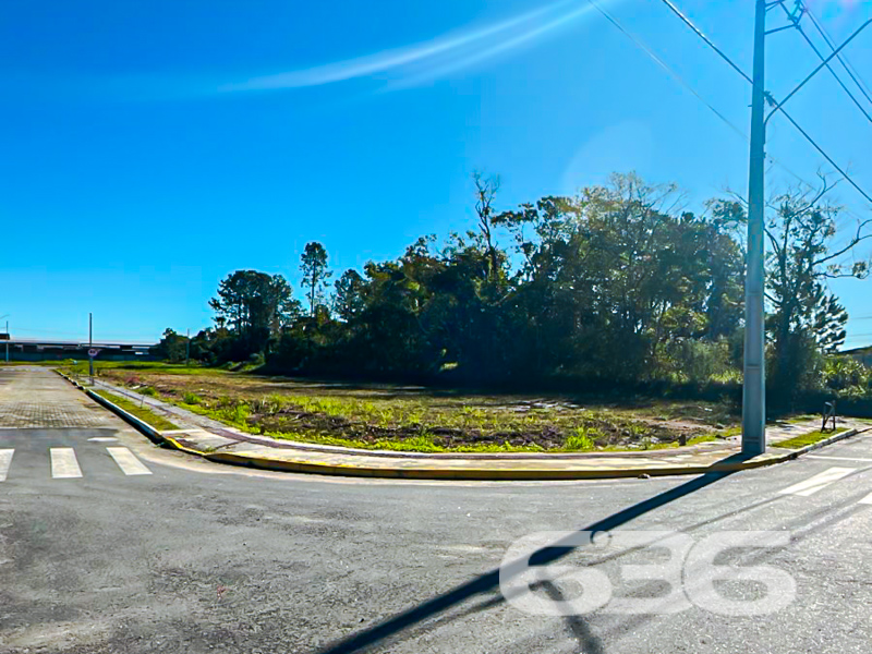 Descubra a Oportunidade Perfeita em Araquari! Terreno à Venda no Centro!

Procurando um investimento excepcional ou o lugar ideal para realizar seu projeto dos sonhos? Não perca a chance de adquirir este terreno no coração de Araquari, Santa Catarina, uma cidade em constante crescimento e com um futuro promissor. 

Localização Estratégica: Situado no Centro de Araquari, este terreno oferece a comodidade de estar próximo a importantes estabelecimentos e serviços. A poucos minutos do supermercado, que vai facilitar o seu dia a dia, e de um posto de gasolina, garantindo conveniência para suas necessidades diárias. Além disso, você terá fácil acesso à BR-280, uma das principais rodovias da região, proporcionando conectividade incomparável.

O terreno em questão é um excelente investimento para quem busca por uma localização de esquina. Com uma configuração que foge do padrão, oferece oportunidades únicas de planejamento arquitetônico e design paisagístico.

Potencial de Desenvolvimento: A topografia plana do terreno facilita o processo de construção, permitindo a criação de estruturas sob medida que atendam às suas necessidades específicas. Quer seja para uma residência personalizada, um empreendimento comercial ou outra iniciativa inovadora, este terreno é a tela ideal para transformar sua visão em realidade.

Zona em Expansão: Localizado ao lado de uma área industrial emergente, seu investimento tem o potencial de se valorizar rapidamente, à medida que a demanda por espaços bem localizados continua a crescer. A combinação de acessibilidade, infraestrutura e proximidade a um crescente hub industrial cria um cenário perfeito para rentabilidade e desenvolvimento a longo prazo.

Não perca a oportunidade de explorar este terreno único e estratégico em Araquari. Entre em contato com a 636 Negócios Imobiliários e agende uma visita para conhecer pessoalmente. Esse pode ser o primeiro passo para transformar seus projetos em realidade e garantir um futuro próspero.

Ligue agora e comece a planejar!

 636 NEGÓCIOS IMOBILIÁRIOS: A SUA MELHOR ESCOLHA
Com mais de 30 anos de experiência, a 636 Negócios Imobiliários é sua parceira ideal para encontrar o imóvel perfeito. Estamos prontos para ajudá-lo a fazer deste imóvel o seu novo lar.
 
Telefone: (47) 3451-0636
WhatsApp: (47) 99190-0636
 
Não perca esta oportunidade única. Visite nosso site para mais informações: i636.com.br
