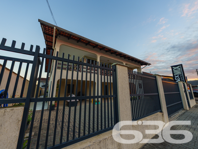Sobrado à venda no Guanabara, Joinville | 4 quarto