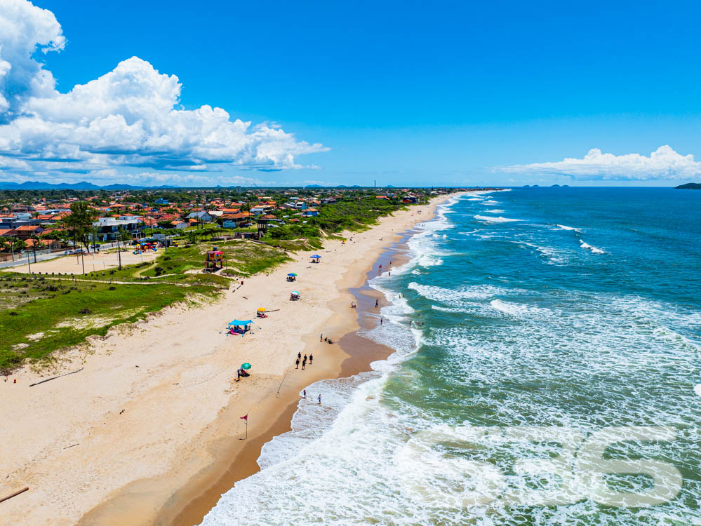 SALINAS: TERRENO COM FINANCIAMENTO FLEXÍVEL DIRETO COM A 636

Descubra o local perfeito para construir a casa dos seus sonhos em Balneário Barra do Sul, no bairro Salinas. Este terreno plano e regular, com 350m², oferece o cenário ideal para um projeto de vida tranquilo e harmonioso.

Situado no bairro Salinas, conhecido por sua tranquilidade e beleza natural, este terreno está a poucos minutos das praias deslumbrantes de Balneário Barra do Sul. A região oferece fácil acesso a todas as comodidades necessárias para o dia a dia, incluindo mercados, escolas e serviços de saúde, além de estar próximo a áreas de lazer e entretenimento.

A 636 Negócios Imobiliários apresenta uma oportunidade única: adquira seu terreno com entrada facilitada e o saldo parcelado diretamente conosco. Oferecemos planos de financiamento flexíveis, com opções de 60, 84, 120 ou até 144 parcelas mensais, todas corrigidas pelo IPCA, proporcionando a você a chance de investir no seu futuro sem comprometer seu orçamento.

Não perca esta chance de construir a casa dos seus sonhos em uma das localizações mais cobiçadas de Balneário Barra do Sul. Entre em contato conosco hoje mesmo pelo telefone (47) 3448-3636 ou WhatsApp (47) 99190-0636 e saiba mais sobre este terreno e outras oportunidades. Visite nosso site para mais informações: i636.com.br.