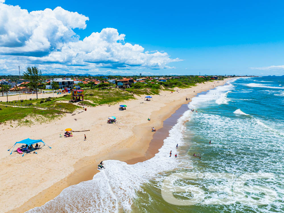 SALINAS: TERRENO COM FINANCIAMENTO FLEXÍVEL DIRETO COM A 636

Descubra o local perfeito para construir a casa dos seus sonhos em Balneário Barra do Sul, no bairro Salinas. Este terreno plano e regular, com 350m², oferece o cenário ideal para um projeto de vida tranquilo e harmonioso.

Situado no bairro Salinas, conhecido por sua tranquilidade e beleza natural, este terreno está a poucos minutos das praias deslumbrantes de Balneário Barra do Sul. A região oferece fácil acesso a todas as comodidades necessárias para o dia a dia, incluindo mercados, escolas e serviços de saúde, além de estar próximo a áreas de lazer e entretenimento.

A 636 Negócios Imobiliários apresenta uma oportunidade única: adquira seu terreno com entrada facilitada e o saldo parcelado diretamente conosco. Oferecemos planos de financiamento flexíveis, com opções de 60, 84, 120 ou até 144 parcelas mensais, todas corrigidas pelo IPCA, proporcionando a você a chance de investir no seu futuro sem comprometer seu orçamento.

Não perca esta chance de construir a casa dos seus sonhos em uma das localizações mais cobiçadas de Balneário Barra do Sul. Entre em contato conosco hoje mesmo pelo telefone (47) 3448-3636 ou WhatsApp (47) 99190-0636 e saiba mais sobre este terreno e outras oportunidades. Visite nosso site para mais informações: i636.com.br.