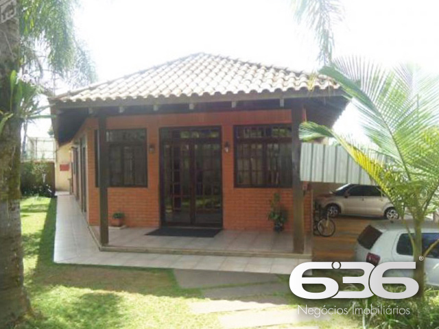 Seu novo lar no Costa e Silva: conforto, praticidade e localização estratégica em Joinville!

Este apartamento é a escolha perfeita para quem busca qualidade de vida, praticidade no dia a dia e excelente custo-benefício. Localizado no tradicional bairro Costa e Silva, em rua pavimentada e com fácil acesso às principais vias da cidade, este imóvel entrega tudo o que você procura para viver bem com a sua família.

Com 70 m² de área, o apartamento possui uma planta funcional e bem distribuída. São 3 dormitórios, sendo o principal com ar-condicionado e móveis sob medida. Um dos quartos foi transformado em closet, oferecendo versatilidade e organização. O ambiente social é integrado, conectando sala de estar, sala de jantar e a cozinha planejada — tudo com muita iluminação natural e ventilação cruzada, trazendo conforto térmico e charme ao espaço.

A sacada é um convite para os momentos de tranquilidade, enquanto a cozinha conta com móveis sob medida que permanecem no imóvel, agregando ainda mais valor à aquisição. 

O condomínio oferece infraestrutura completa: área de festas, piscina, quadra esportiva, gazebo e vigilância eletrônica, ideal para quem valoriza lazer e segurança. O apartamento conta com 1 vaga de garagem coberta, com possibilidade de uso de vagas rotativas no pátio interno.

Permite animais, está perto de escolas, hospitais, supermercados, shopping e transporte público. Tudo isso em um bairro valorizado e em constante desenvolvimento.

Não perca essa oportunidade! Agende sua visita com um dos nossos corretores da 636 Negócios Imobiliários e venha conhecer de perto esse excelente imóvel!
 
636 NEGÓCIOS IMOBILIÁRIOS: A SUA MELHOR ESCOLHA
Com mais de 30 anos de experiência, a 636 Negócios Imobiliários é sua parceira ideal para encontrar o imóvel perfeito. Estamos prontos para ajudá-lo a fazer deste imóvel o seu novo lar.
 
Telefone: (47) 3451-0636
WhatsApp: (47) 99190-0636
 
Não perca esta oportunidade única. Visite nosso site para mais informações: i636.com.br
