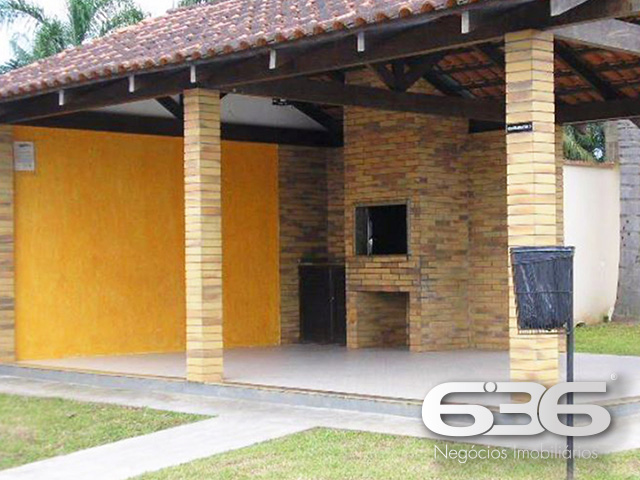 Seu novo lar no Costa e Silva: conforto, praticidade e localização estratégica em Joinville!

Este apartamento é a escolha perfeita para quem busca qualidade de vida, praticidade no dia a dia e excelente custo-benefício. Localizado no tradicional bairro Costa e Silva, em rua pavimentada e com fácil acesso às principais vias da cidade, este imóvel entrega tudo o que você procura para viver bem com a sua família.

Com 70 m² de área, o apartamento possui uma planta funcional e bem distribuída. São 3 dormitórios, sendo o principal com ar-condicionado e móveis sob medida. Um dos quartos foi transformado em closet, oferecendo versatilidade e organização. O ambiente social é integrado, conectando sala de estar, sala de jantar e a cozinha planejada — tudo com muita iluminação natural e ventilação cruzada, trazendo conforto térmico e charme ao espaço.

A sacada é um convite para os momentos de tranquilidade, enquanto a cozinha conta com móveis sob medida que permanecem no imóvel, agregando ainda mais valor à aquisição. 

O condomínio oferece infraestrutura completa: área de festas, piscina, quadra esportiva, gazebo e vigilância eletrônica, ideal para quem valoriza lazer e segurança. O apartamento conta com 1 vaga de garagem coberta, com possibilidade de uso de vagas rotativas no pátio interno.

Permite animais, está perto de escolas, hospitais, supermercados, shopping e transporte público. Tudo isso em um bairro valorizado e em constante desenvolvimento.

Não perca essa oportunidade! Agende sua visita com um dos nossos corretores da 636 Negócios Imobiliários e venha conhecer de perto esse excelente imóvel!
 
636 NEGÓCIOS IMOBILIÁRIOS: A SUA MELHOR ESCOLHA
Com mais de 30 anos de experiência, a 636 Negócios Imobiliários é sua parceira ideal para encontrar o imóvel perfeito. Estamos prontos para ajudá-lo a fazer deste imóvel o seu novo lar.
 
Telefone: (47) 3451-0636
WhatsApp: (47) 99190-0636
 
Não perca esta oportunidade única. Visite nosso site para mais informações: i636.com.br