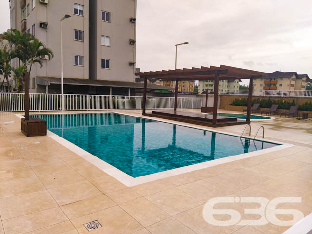 Seu novo lar no Costa e Silva: conforto, praticidade e localização estratégica em Joinville!

Este apartamento é a escolha perfeita para quem busca qualidade de vida, praticidade no dia a dia e excelente custo-benefício. Localizado no tradicional bairro Costa e Silva, em rua pavimentada e com fácil acesso às principais vias da cidade, este imóvel entrega tudo o que você procura para viver bem com a sua família.

Com 70 m² de área, o apartamento possui uma planta funcional e bem distribuída. São 3 dormitórios, sendo o principal com ar-condicionado e móveis sob medida. Um dos quartos foi transformado em closet, oferecendo versatilidade e organização. O ambiente social é integrado, conectando sala de estar, sala de jantar e a cozinha planejada — tudo com muita iluminação natural e ventilação cruzada, trazendo conforto térmico e charme ao espaço.

A sacada é um convite para os momentos de tranquilidade, enquanto a cozinha conta com móveis sob medida que permanecem no imóvel, agregando ainda mais valor à aquisição. 

O condomínio oferece infraestrutura completa: área de festas, piscina, quadra esportiva, gazebo e vigilância eletrônica, ideal para quem valoriza lazer e segurança. O apartamento conta com 1 vaga de garagem coberta, com possibilidade de uso de vagas rotativas no pátio interno.

Permite animais, está perto de escolas, hospitais, supermercados, shopping e transporte público. Tudo isso em um bairro valorizado e em constante desenvolvimento.

Não perca essa oportunidade! Agende sua visita com um dos nossos corretores da 636 Negócios Imobiliários e venha conhecer de perto esse excelente imóvel!
 
636 NEGÓCIOS IMOBILIÁRIOS: A SUA MELHOR ESCOLHA
Com mais de 30 anos de experiência, a 636 Negócios Imobiliários é sua parceira ideal para encontrar o imóvel perfeito. Estamos prontos para ajudá-lo a fazer deste imóvel o seu novo lar.
 
Telefone: (47) 3451-0636
WhatsApp: (47) 99190-0636
 
Não perca esta oportunidade única. Visite nosso site para mais informações: i636.com.br