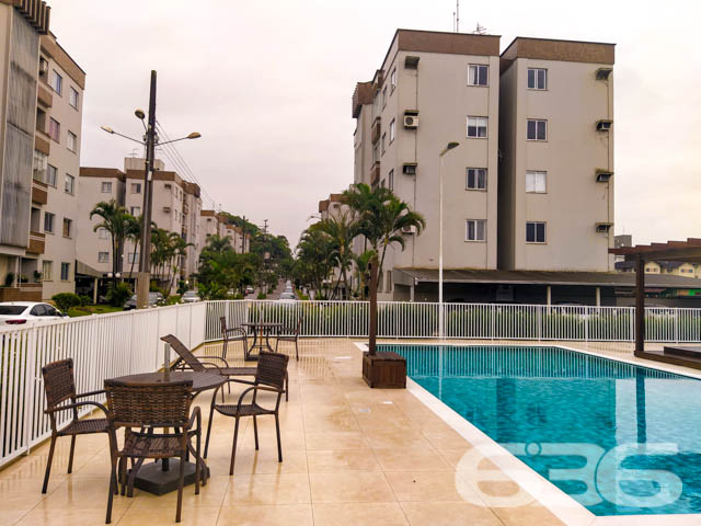 Seu novo lar no Costa e Silva: conforto, praticidade e localização estratégica em Joinville!

Este apartamento é a escolha perfeita para quem busca qualidade de vida, praticidade no dia a dia e excelente custo-benefício. Localizado no tradicional bairro Costa e Silva, em rua pavimentada e com fácil acesso às principais vias da cidade, este imóvel entrega tudo o que você procura para viver bem com a sua família.

Com 70 m² de área, o apartamento possui uma planta funcional e bem distribuída. São 3 dormitórios, sendo o principal com ar-condicionado e móveis sob medida. Um dos quartos foi transformado em closet, oferecendo versatilidade e organização. O ambiente social é integrado, conectando sala de estar, sala de jantar e a cozinha planejada — tudo com muita iluminação natural e ventilação cruzada, trazendo conforto térmico e charme ao espaço.

A sacada é um convite para os momentos de tranquilidade, enquanto a cozinha conta com móveis sob medida que permanecem no imóvel, agregando ainda mais valor à aquisição. 

O condomínio oferece infraestrutura completa: área de festas, piscina, quadra esportiva, gazebo e vigilância eletrônica, ideal para quem valoriza lazer e segurança. O apartamento conta com 1 vaga de garagem coberta, com possibilidade de uso de vagas rotativas no pátio interno.

Permite animais, está perto de escolas, hospitais, supermercados, shopping e transporte público. Tudo isso em um bairro valorizado e em constante desenvolvimento.

Não perca essa oportunidade! Agende sua visita com um dos nossos corretores da 636 Negócios Imobiliários e venha conhecer de perto esse excelente imóvel!
 
636 NEGÓCIOS IMOBILIÁRIOS: A SUA MELHOR ESCOLHA
Com mais de 30 anos de experiência, a 636 Negócios Imobiliários é sua parceira ideal para encontrar o imóvel perfeito. Estamos prontos para ajudá-lo a fazer deste imóvel o seu novo lar.
 
Telefone: (47) 3451-0636
WhatsApp: (47) 99190-0636
 
Não perca esta oportunidade única. Visite nosso site para mais informações: i636.com.br