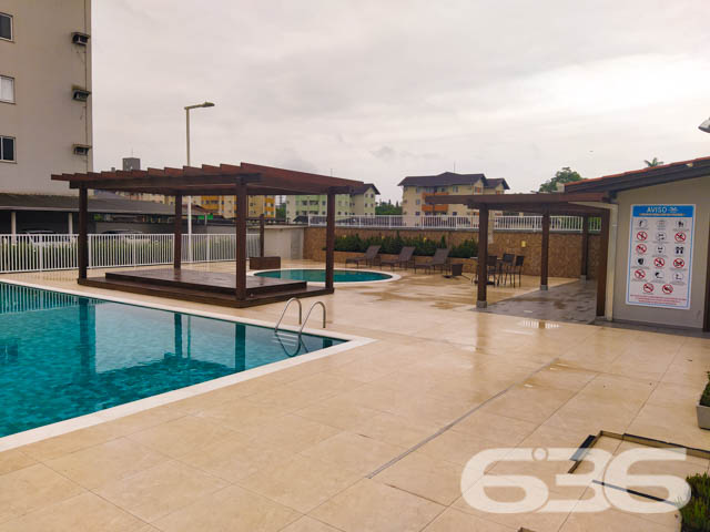 Seu novo lar no Costa e Silva: conforto, praticidade e localização estratégica em Joinville!

Este apartamento é a escolha perfeita para quem busca qualidade de vida, praticidade no dia a dia e excelente custo-benefício. Localizado no tradicional bairro Costa e Silva, em rua pavimentada e com fácil acesso às principais vias da cidade, este imóvel entrega tudo o que você procura para viver bem com a sua família.

Com 70 m² de área, o apartamento possui uma planta funcional e bem distribuída. São 3 dormitórios, sendo o principal com ar-condicionado e móveis sob medida. Um dos quartos foi transformado em closet, oferecendo versatilidade e organização. O ambiente social é integrado, conectando sala de estar, sala de jantar e a cozinha planejada — tudo com muita iluminação natural e ventilação cruzada, trazendo conforto térmico e charme ao espaço.

A sacada é um convite para os momentos de tranquilidade, enquanto a cozinha conta com móveis sob medida que permanecem no imóvel, agregando ainda mais valor à aquisição. 

O condomínio oferece infraestrutura completa: área de festas, piscina, quadra esportiva, gazebo e vigilância eletrônica, ideal para quem valoriza lazer e segurança. O apartamento conta com 1 vaga de garagem coberta, com possibilidade de uso de vagas rotativas no pátio interno.

Permite animais, está perto de escolas, hospitais, supermercados, shopping e transporte público. Tudo isso em um bairro valorizado e em constante desenvolvimento.

Não perca essa oportunidade! Agende sua visita com um dos nossos corretores da 636 Negócios Imobiliários e venha conhecer de perto esse excelente imóvel!
 
636 NEGÓCIOS IMOBILIÁRIOS: A SUA MELHOR ESCOLHA
Com mais de 30 anos de experiência, a 636 Negócios Imobiliários é sua parceira ideal para encontrar o imóvel perfeito. Estamos prontos para ajudá-lo a fazer deste imóvel o seu novo lar.
 
Telefone: (47) 3451-0636
WhatsApp: (47) 99190-0636
 
Não perca esta oportunidade única. Visite nosso site para mais informações: i636.com.br
