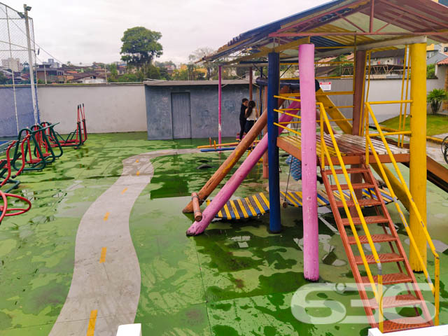 Seu novo lar no Costa e Silva: conforto, praticidade e localização estratégica em Joinville!

Este apartamento é a escolha perfeita para quem busca qualidade de vida, praticidade no dia a dia e excelente custo-benefício. Localizado no tradicional bairro Costa e Silva, em rua pavimentada e com fácil acesso às principais vias da cidade, este imóvel entrega tudo o que você procura para viver bem com a sua família.

Com 70 m² de área, o apartamento possui uma planta funcional e bem distribuída. São 3 dormitórios, sendo o principal com ar-condicionado e móveis sob medida. Um dos quartos foi transformado em closet, oferecendo versatilidade e organização. O ambiente social é integrado, conectando sala de estar, sala de jantar e a cozinha planejada — tudo com muita iluminação natural e ventilação cruzada, trazendo conforto térmico e charme ao espaço.

A sacada é um convite para os momentos de tranquilidade, enquanto a cozinha conta com móveis sob medida que permanecem no imóvel, agregando ainda mais valor à aquisição. 

O condomínio oferece infraestrutura completa: área de festas, piscina, quadra esportiva, gazebo e vigilância eletrônica, ideal para quem valoriza lazer e segurança. O apartamento conta com 1 vaga de garagem coberta, com possibilidade de uso de vagas rotativas no pátio interno.

Permite animais, está perto de escolas, hospitais, supermercados, shopping e transporte público. Tudo isso em um bairro valorizado e em constante desenvolvimento.

Não perca essa oportunidade! Agende sua visita com um dos nossos corretores da 636 Negócios Imobiliários e venha conhecer de perto esse excelente imóvel!
 
636 NEGÓCIOS IMOBILIÁRIOS: A SUA MELHOR ESCOLHA
Com mais de 30 anos de experiência, a 636 Negócios Imobiliários é sua parceira ideal para encontrar o imóvel perfeito. Estamos prontos para ajudá-lo a fazer deste imóvel o seu novo lar.
 
Telefone: (47) 3451-0636
WhatsApp: (47) 99190-0636
 
Não perca esta oportunidade única. Visite nosso site para mais informações: i636.com.br