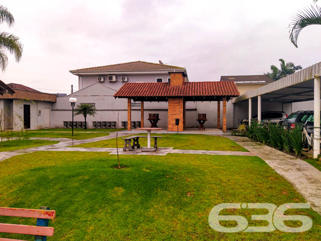 Seu novo lar no Costa e Silva: conforto, praticidade e localização estratégica em Joinville!

Este apartamento é a escolha perfeita para quem busca qualidade de vida, praticidade no dia a dia e excelente custo-benefício. Localizado no tradicional bairro Costa e Silva, em rua pavimentada e com fácil acesso às principais vias da cidade, este imóvel entrega tudo o que você procura para viver bem com a sua família.

Com 70 m² de área, o apartamento possui uma planta funcional e bem distribuída. São 3 dormitórios, sendo o principal com ar-condicionado e móveis sob medida. Um dos quartos foi transformado em closet, oferecendo versatilidade e organização. O ambiente social é integrado, conectando sala de estar, sala de jantar e a cozinha planejada — tudo com muita iluminação natural e ventilação cruzada, trazendo conforto térmico e charme ao espaço.

A sacada é um convite para os momentos de tranquilidade, enquanto a cozinha conta com móveis sob medida que permanecem no imóvel, agregando ainda mais valor à aquisição. 

O condomínio oferece infraestrutura completa: área de festas, piscina, quadra esportiva, gazebo e vigilância eletrônica, ideal para quem valoriza lazer e segurança. O apartamento conta com 1 vaga de garagem coberta, com possibilidade de uso de vagas rotativas no pátio interno.

Permite animais, está perto de escolas, hospitais, supermercados, shopping e transporte público. Tudo isso em um bairro valorizado e em constante desenvolvimento.

Não perca essa oportunidade! Agende sua visita com um dos nossos corretores da 636 Negócios Imobiliários e venha conhecer de perto esse excelente imóvel!
 
636 NEGÓCIOS IMOBILIÁRIOS: A SUA MELHOR ESCOLHA
Com mais de 30 anos de experiência, a 636 Negócios Imobiliários é sua parceira ideal para encontrar o imóvel perfeito. Estamos prontos para ajudá-lo a fazer deste imóvel o seu novo lar.
 
Telefone: (47) 3451-0636
WhatsApp: (47) 99190-0636
 
Não perca esta oportunidade única. Visite nosso site para mais informações: i636.com.br