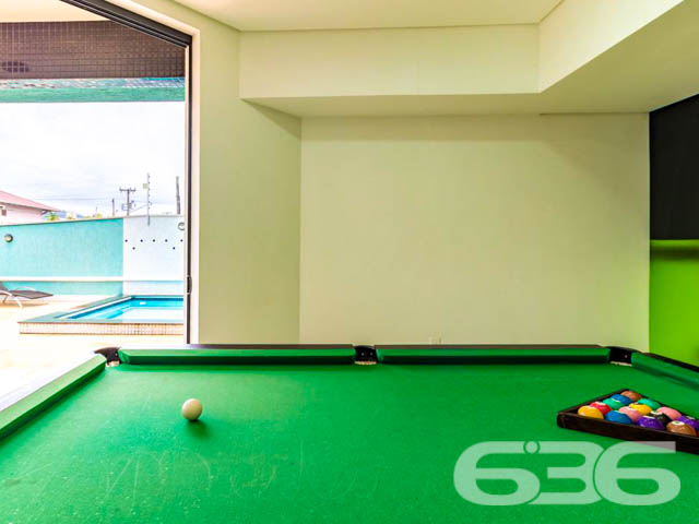 Apartamento com 3 quartos sendo 1 suíte, no bairro Saguaçu, cidade de Joinville.

São 144m² de área total, 107m² de área privativa e 1 vaga de garagem coberta.

O apartamento está localizado no 10º andar, num prédio com 3 apartamentos por andar.

Layout Interno:
*sala de estar e sala de jantar
*cozinha
*churrasqueira
*área de serviço

Áreas Comuns:
*piscina
*energia solar
*portão eletrônico
*interfone
*elevador social
*salão de festas
*salão de jogos

Imóvel Averbado.

Agende a sua visita nesse apartamento. Você pode se apaixonar!

Imobiliária 636
47 3451-0636 47 99190-0636
Rua Alexandre Schlemm, 636 – Anita Garibaldi
Joinville | Santa Catarina 

https://imobiliaria636.com.br 
