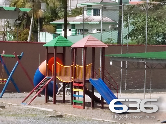 Excelente oportunidade no bairro Saguaçu – conforto, localização e praticidade em um só lugar!

Apresentamos este charmoso apartamento, com 47,19m² de área construída, localizado no bairro Saguaçu, um dos endereços mais procurados e valorizados de Joinville/SC. Ideal para quem busca praticidade, segurança e um ótimo custo-benefício, seja para moradia ou investimento.

O imóvel conta com 2 dormitórios bem ventilados, banheiro social com box em vidro fosco, sala de estar e jantar integradas, além de cozinha funcional com lavanderia e armários aéreos. Todos os ambientes são bem iluminados por janelas amplas que proporcionam excelente ventilação natural e vista para a área verde ao redor.

A unidade possui vaga de garagem coberta, além de contar com infraestrutura completa no condomínio, que dispõe de portão eletrônico, interfone, monitoramento privado e área de festas para confraternizações em família ou com amigos. Também oferece quadra esportiva, jardim bem cuidado, edícula e espaço pet, garantindo comodidade para todos os perfis de moradores.

Outro diferencial importante é o minimercado 24h disponível dentro do condomínio, oferecendo conveniência no dia a dia com acesso facilitado a itens essenciais, sem precisar sair de casa.

O imóvel está em rua pavimentada, com excelente topografia plana e fácil acesso a vias principais da cidade, transporte público, escolas, hospitais, shoppings e comércios em geral. Tudo isso com a tranquilidade que o bairro Saguaçu oferece.

Não perca essa oportunidade! Agende agora mesmo uma visita com um de nossos corretores. A 636 Negócios Imobiliários tem mais de 30 anos de experiência no mercado e é referência em segurança jurídica e excelência em negociações imobiliárias.
 
636 NEGÓCIOS IMOBILIÁRIOS: A SUA MELHOR ESCOLHA
Com mais de 30 anos de experiência, a 636 Negócios Imobiliários é sua parceira ideal para encontrar o imóvel perfeito. Estamos prontos para ajudá-lo a fazer deste imóvel o seu novo lar.
 
Telefone: (47) 3451-0636
WhatsApp: (47) 99190-0636
 
Não perca esta oportunidade única. Visite nosso site para mais informações: i636.com.br