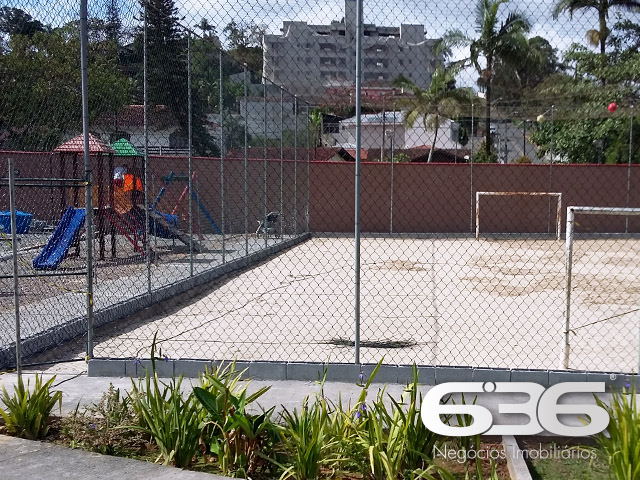 Excelente oportunidade no bairro Saguaçu – conforto, localização e praticidade em um só lugar!

Apresentamos este charmoso apartamento, com 47,19m² de área construída, localizado no bairro Saguaçu, um dos endereços mais procurados e valorizados de Joinville/SC. Ideal para quem busca praticidade, segurança e um ótimo custo-benefício, seja para moradia ou investimento.

O imóvel conta com 2 dormitórios bem ventilados, banheiro social com box em vidro fosco, sala de estar e jantar integradas, além de cozinha funcional com lavanderia e armários aéreos. Todos os ambientes são bem iluminados por janelas amplas que proporcionam excelente ventilação natural e vista para a área verde ao redor.

A unidade possui vaga de garagem coberta, além de contar com infraestrutura completa no condomínio, que dispõe de portão eletrônico, interfone, monitoramento privado e área de festas para confraternizações em família ou com amigos. Também oferece quadra esportiva, jardim bem cuidado, edícula e espaço pet, garantindo comodidade para todos os perfis de moradores.

Outro diferencial importante é o minimercado 24h disponível dentro do condomínio, oferecendo conveniência no dia a dia com acesso facilitado a itens essenciais, sem precisar sair de casa.

O imóvel está em rua pavimentada, com excelente topografia plana e fácil acesso a vias principais da cidade, transporte público, escolas, hospitais, shoppings e comércios em geral. Tudo isso com a tranquilidade que o bairro Saguaçu oferece.

Não perca essa oportunidade! Agende agora mesmo uma visita com um de nossos corretores. A 636 Negócios Imobiliários tem mais de 30 anos de experiência no mercado e é referência em segurança jurídica e excelência em negociações imobiliárias.
 
636 NEGÓCIOS IMOBILIÁRIOS: A SUA MELHOR ESCOLHA
Com mais de 30 anos de experiência, a 636 Negócios Imobiliários é sua parceira ideal para encontrar o imóvel perfeito. Estamos prontos para ajudá-lo a fazer deste imóvel o seu novo lar.
 
Telefone: (47) 3451-0636
WhatsApp: (47) 99190-0636
 
Não perca esta oportunidade única. Visite nosso site para mais informações: i636.com.br