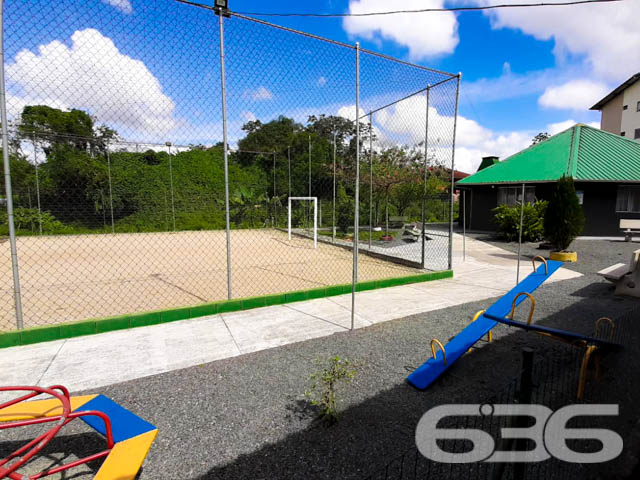 Apresentamos uma excelente oportunidade de adquirir um lindo apartamento, localizado no bairro Saguaçu, um dos mais valorizados e tranquilos de Joinville. Este imóvel é perfeito para quem busca conforto, segurança e uma ampla infraestrutura de lazer para toda a família.

Localizado em um dos bairros mais desejados de Joinville, este imóvel térreo de 47,71m², oferece toda a comodidade que você e sua família merecem. Com dois dormitórios, sala de estar e jantar integradas, e uma cozinha prática e funcional, o apartamento está pronto para morar.

Além das áreas comuns bem cuidadas, você encontrará uma ampla área de lazer com playground para as crianças, quadra de esportes e um salão de festas espaçoso, perfeito para reunir amigos e familiares em momentos especiais. O ambiente é cercado de verde e traz um ar de tranquilidade e bem-estar, ideal para quem busca qualidade de vida.

Localizado em uma rua pavimentada, o apartamento possui fácil acesso aos principais pontos da cidade, garantindo praticidade no dia a dia. Próximo a escolas, supermercados, farmácias e comércio em geral, você terá tudo o que precisa a poucos minutos de distância.

Destaques do Imóvel:

2 dormitórios;
Sala de estar e jantar integradas;
Cozinha;
Banheiro social;
Garagem descoberta;
Condomínio com playground, quadra de esportes e salão de festas;
Localização privilegiada no bairro Saguaçu, próximo ao centro e com fácil acesso aos principais pontos de Joinville.
Não perca essa oportunidade única de morar em um condomínio tranquilo, seguro e com excelente infraestrutura. Agende já uma visita e venha conhecer este belo apartamento que pode ser o novo lar da sua família!

Entre em contato agora mesmo com um de nossos corretores e descubra como é fácil realizar o sonho de ter o seu próprio imóvel com a 636 Negócios Imobiliários!
 
636 NEGÓCIOS IMOBILIÁRIOS: A SUA MELHOR ESCOLHA
Com mais de 30 anos de experiência, a 636 Negócios Imobiliários é sua parceira ideal para encontrar o imóvel perfeito. Estamos prontos para ajudá-lo a fazer deste imóvel o seu novo lar.
 
Telefone: (47) 3451-0636
WhatsApp: (47) 99190-0636
 
Não perca esta oportunidade única. Visite nosso site para mais informações: i636.com.br