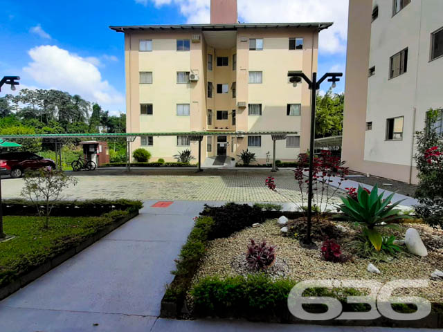 Apresentamos uma excelente oportunidade de adquirir um lindo apartamento, localizado no bairro Saguaçu, um dos mais valorizados e tranquilos de Joinville. Este imóvel é perfeito para quem busca conforto, segurança e uma ampla infraestrutura de lazer para toda a família.

Localizado em um dos bairros mais desejados de Joinville, este imóvel térreo de 47,71m², oferece toda a comodidade que você e sua família merecem. Com dois dormitórios, sala de estar e jantar integradas, e uma cozinha prática e funcional, o apartamento está pronto para morar.

Além das áreas comuns bem cuidadas, você encontrará uma ampla área de lazer com playground para as crianças, quadra de esportes e um salão de festas espaçoso, perfeito para reunir amigos e familiares em momentos especiais. O ambiente é cercado de verde e traz um ar de tranquilidade e bem-estar, ideal para quem busca qualidade de vida.

Localizado em uma rua pavimentada, o apartamento possui fácil acesso aos principais pontos da cidade, garantindo praticidade no dia a dia. Próximo a escolas, supermercados, farmácias e comércio em geral, você terá tudo o que precisa a poucos minutos de distância.

Destaques do Imóvel:

2 dormitórios;
Sala de estar e jantar integradas;
Cozinha;
Banheiro social;
Garagem descoberta;
Condomínio com playground, quadra de esportes e salão de festas;
Localização privilegiada no bairro Saguaçu, próximo ao centro e com fácil acesso aos principais pontos de Joinville.
Não perca essa oportunidade única de morar em um condomínio tranquilo, seguro e com excelente infraestrutura. Agende já uma visita e venha conhecer este belo apartamento que pode ser o novo lar da sua família!

Entre em contato agora mesmo com um de nossos corretores e descubra como é fácil realizar o sonho de ter o seu próprio imóvel com a 636 Negócios Imobiliários!
 
636 NEGÓCIOS IMOBILIÁRIOS: A SUA MELHOR ESCOLHA
Com mais de 30 anos de experiência, a 636 Negócios Imobiliários é sua parceira ideal para encontrar o imóvel perfeito. Estamos prontos para ajudá-lo a fazer deste imóvel o seu novo lar.
 
Telefone: (47) 3451-0636
WhatsApp: (47) 99190-0636
 
Não perca esta oportunidade única. Visite nosso site para mais informações: i636.com.br