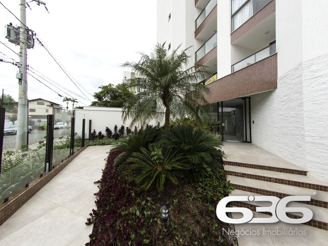 VENDE-SE APARTAMENTO COM SUÍTE + 2 QUARTOS NO BAIRRO ANITA GARIBALDI
Descubra este imóvel de 87m² no bairro Anita Garibaldi, projetado para quem valoriza conforto e sustentabilidade. Com 3 dormitórios, incluindo uma suíte, e 2 vagas de garagem cobertas, este apartamento é perfeito para a vida moderna.
Espaços Pensados para o Seu Bem-Estar
Cada cômodo foi cuidadosamente planejado para oferecer a melhor experiência de moradia. A suíte proporciona privacidade e conforto, enquanto a sacada é o lugar ideal para relaxar e apreciar a vista. A cozinha e a sala de estar são espaços acolhedores para momentos em família e entre amigos.
Um Condomínio que Prioriza a Qualidade de Vida
O prédio oferece uma infraestrutura completa para seu lazer e conveniência: quiosque com churrasqueira, piscina, portão eletrônico, interfone, brinquedoteca, elevador social, salão de festas, playground, reaproveitamento de água da chuva, energia solar e um elegante hall social.
Anita Garibaldi: Um Bairro Completo e Acolhedor
Localizado no bairro Anita Garibaldi, este imóvel está próximo a escolas, centros comerciais e áreas de lazer, oferecendo uma vida prática e tranquila.
636 Negócios Imobiliários: Experiência e Confiança ao Seu Alcance
Com mais de 30 anos de experiência, a 636 Negócios Imobiliários é especialista em encontrar o imóvel ideal para você. Para mais informações sobre este apartamento sustentável no Anita Garibaldi, entre em contato conosco pelo telefone (47) 3451-0636 ou WhatsApp (47) 99190-0636. Estamos aqui para ajudá-lo a encontrar o lar dos seus sonhos!