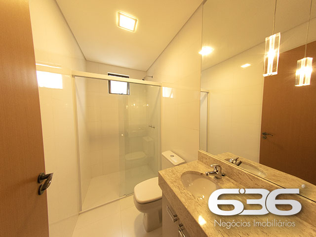 VENDE-SE APARTAMENTO COM SUÍTE + 2 QUARTOS NO BAIRRO ANITA GARIBALDI
Descubra este imóvel de 87m² no bairro Anita Garibaldi, projetado para quem valoriza conforto e sustentabilidade. Com 3 dormitórios, incluindo uma suíte, e 2 vagas de garagem cobertas, este apartamento é perfeito para a vida moderna.
Espaços Pensados para o Seu Bem-Estar
Cada cômodo foi cuidadosamente planejado para oferecer a melhor experiência de moradia. A suíte proporciona privacidade e conforto, enquanto a sacada é o lugar ideal para relaxar e apreciar a vista. A cozinha e a sala de estar são espaços acolhedores para momentos em família e entre amigos.
Um Condomínio que Prioriza a Qualidade de Vida
O prédio oferece uma infraestrutura completa para seu lazer e conveniência: quiosque com churrasqueira, piscina, portão eletrônico, interfone, brinquedoteca, elevador social, salão de festas, playground, reaproveitamento de água da chuva, energia solar e um elegante hall social.
Anita Garibaldi: Um Bairro Completo e Acolhedor
Localizado no bairro Anita Garibaldi, este imóvel está próximo a escolas, centros comerciais e áreas de lazer, oferecendo uma vida prática e tranquila.
636 Negócios Imobiliários: Experiência e Confiança ao Seu Alcance
Com mais de 30 anos de experiência, a 636 Negócios Imobiliários é especialista em encontrar o imóvel ideal para você. Para mais informações sobre este apartamento sustentável no Anita Garibaldi, entre em contato conosco pelo telefone (47) 3451-0636 ou WhatsApp (47) 99190-0636. Estamos aqui para ajudá-lo a encontrar o lar dos seus sonhos!