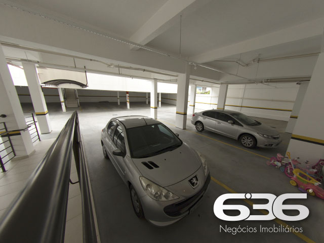 VENDE-SE APARTAMENTO COM SUÍTE + 2 QUARTOS NO BAIRRO ANITA GARIBALDI
Descubra este imóvel de 87m² no bairro Anita Garibaldi, projetado para quem valoriza conforto e sustentabilidade. Com 3 dormitórios, incluindo uma suíte, e 2 vagas de garagem cobertas, este apartamento é perfeito para a vida moderna.
Espaços Pensados para o Seu Bem-Estar
Cada cômodo foi cuidadosamente planejado para oferecer a melhor experiência de moradia. A suíte proporciona privacidade e conforto, enquanto a sacada é o lugar ideal para relaxar e apreciar a vista. A cozinha e a sala de estar são espaços acolhedores para momentos em família e entre amigos.
Um Condomínio que Prioriza a Qualidade de Vida
O prédio oferece uma infraestrutura completa para seu lazer e conveniência: quiosque com churrasqueira, piscina, portão eletrônico, interfone, brinquedoteca, elevador social, salão de festas, playground, reaproveitamento de água da chuva, energia solar e um elegante hall social.
Anita Garibaldi: Um Bairro Completo e Acolhedor
Localizado no bairro Anita Garibaldi, este imóvel está próximo a escolas, centros comerciais e áreas de lazer, oferecendo uma vida prática e tranquila.
636 Negócios Imobiliários: Experiência e Confiança ao Seu Alcance
Com mais de 30 anos de experiência, a 636 Negócios Imobiliários é especialista em encontrar o imóvel ideal para você. Para mais informações sobre este apartamento sustentável no Anita Garibaldi, entre em contato conosco pelo telefone (47) 3451-0636 ou WhatsApp (47) 99190-0636. Estamos aqui para ajudá-lo a encontrar o lar dos seus sonhos!