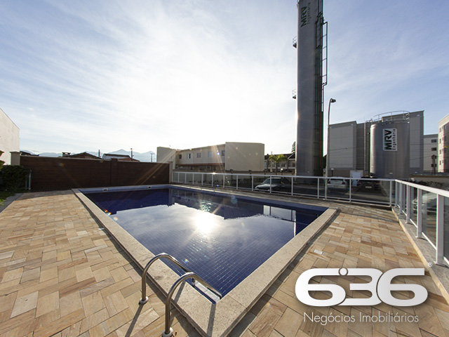 Descubra o seu novo lar no coração do bairro Vila Nova, em Joinville, Santa Catarina. Este moderno apartamento oferece um espaço prático e aconchegante de 48,78 m², perfeito para quem busca conforto e uma excelente localização na cidade.

A localização é realmente privilegiada, garantindo uma qualidade de vida excepcional. Com fácil acesso ao centro, o apartamento está a apenas 4 km da Expoville, um dos locais mais emblemáticos de Joinville. Além disso, você estará a poucos passos do Terminal de Ônibus, facilitando o seu deslocamento diário, e próximo à Caixa Econômica e ao Mercado, proporcionando total conveniência para suas compras e serviços.

Este apartamento é ideal para famílias e indivíduos que valorizam um estilo de vida prático sem abrir mão do conforto. São 2 dormitórios que oferecem um espaço convidativo para relaxar e desfrutar de momentos em família. O condomínio fechado traz segurança e tranquilidade para seus moradores, enquanto as opções de lazer completam o cenário perfeito para sua nova vida. Com uma piscina e áreas comuns bem planejadas, você terá sempre atividades para entreter sua família e amigos.


Além desses atrativos, a rua pavimentada em frente ao imóvel facilita o tráfego e o acesso ao apartamento. Se você está em busca de um lar que combina modernidade, localização conveniente e um ambiente seguro e agradável, este é o lugar perfeito para você.

E ainda tem mais: aproveite as condições especiais de pagamento para concretizar o seu sonho de morar em um dos bairros mais desejados de Joinville. Não perca esta oportunidade única de viver em um imóvel que oferece tudo o que você sempre desejou.

Entre em contato agora mesmo com a 636 Negócios Imobiliários e agende uma visita. Venha conhecer de perto o seu futuro lar e prepare-se para uma nova etapa de felicidade e realização na sua vida!

 636 NEGÓCIOS IMOBILIÁRIOS: A SUA MELHOR ESCOLHA
Com mais de 30 anos de experiência, a 636 Negócios Imobiliários é sua parceira ideal para encontrar o imóvel perfeito. Estamos prontos para ajudá-lo a fazer deste imóvel o seu novo lar.
 
Telefone: (47) 3451-0636
WhatsApp: (47) 99190-0636
 
Não perca esta oportunidade única. Visite nosso site para mais informações: i636.com.br