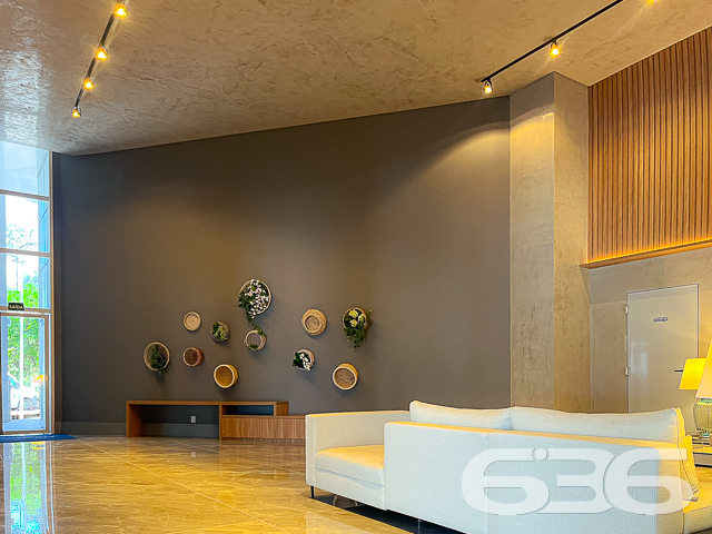 Localizado no bairro dos Atiradores em Joinville, este apartamento oferece uma combinação incomparável de estilo, luxo e conveniência, definindo um novo padrão em moradia sofisticada - ESTUDA PERMUTA

Com 108m² de área construída, este imóvel possui design moderno e instalações de alta qualidade que prometem superar todas as expectativas.

Ao entrar neste magnífico apartamento, você será saudado por uma área de estar espaçosa que flui harmoniosamente para a sala de jantar, criando um ambiente acolhedor para entretenimento e relaxamento. Adjacente à cozinha, a área de festas com churrasqueira oferece o cenário perfeito para recepções memoráveis, enquanto o gazebo adiciona um charme especial para desfrutar de momentos tranquilos ao ar livre.

Este apartamento é um verdadeiro refúgio de luxo, apresentando duas suítes suntuosas que prometem descanso e privacidade. Completamente equipadas, cada uma das suítes dispõe de acabamentos de alta qualidade e um design que exala conforto. Além disso, o apartamento inclui três banheiros elegantes, projetados com materiais de primeira linha e um estilo refinado.

As facilidades externas complementam o interior luxuoso com uma quadra de tênis para os entusiastas do esporte e uma piscina aquecida, ideal para relaxar em qualquer estação do ano. O jardim bem cuidado, com sua paisagem meticulosamente projetada, oferece um retiro sereno e um playground vibrante garante diversão para as crianças.

A localização é excepcional, com acesso fácil a vias principais, escolas renomadas, hospitais, centros comerciais e tudo o que você precisa para o dia a dia. A segurança é priorizada com sistemas modernos de vigilância eletrônica e monitoramento privado, garantindo um ambiente seguro e tranquilo para você e sua família.

Este apartamento não é apenas um lugar para morar, é uma declaração de estilo de vida, oferecendo tudo o que você poderia desejar em um dos bairros mais desejados de Joinville. Venha descobrir este cenário de vida idílico que espera por você, uma propriedade que realmente se destaca no mercado imobiliário. Agende sua visita e experimente em primeira mão o apogeu do luxo residencial.
 
636 NEGÓCIOS IMOBILIÁRIOS: A SUA MELHOR ESCOLHA
Com mais de 30 anos de experiência, a 636 Negócios Imobiliários é sua parceira ideal para encontrar o imóvel perfeito. Estamos prontos para ajudá-lo a fazer deste imóvel o seu novo lar.
 
Telefone: (47) 3451-0636
WhatsApp: (47) 99190-0636
 
Não perca esta oportunidade única. Visite nosso site para mais informações: i636.com.br