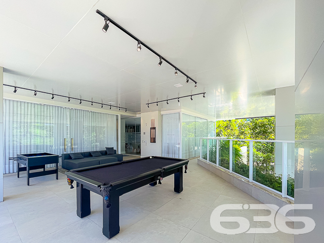 Localizado no bairro dos Atiradores em Joinville, este apartamento oferece uma combinação incomparável de estilo, luxo e conveniência, definindo um novo padrão em moradia sofisticada - ESTUDA PERMUTA

Com 108m² de área construída, este imóvel possui design moderno e instalações de alta qualidade que prometem superar todas as expectativas.

Ao entrar neste magnífico apartamento, você será saudado por uma área de estar espaçosa que flui harmoniosamente para a sala de jantar, criando um ambiente acolhedor para entretenimento e relaxamento. Adjacente à cozinha, a área de festas com churrasqueira oferece o cenário perfeito para recepções memoráveis, enquanto o gazebo adiciona um charme especial para desfrutar de momentos tranquilos ao ar livre.

Este apartamento é um verdadeiro refúgio de luxo, apresentando duas suítes suntuosas que prometem descanso e privacidade. Completamente equipadas, cada uma das suítes dispõe de acabamentos de alta qualidade e um design que exala conforto. Além disso, o apartamento inclui três banheiros elegantes, projetados com materiais de primeira linha e um estilo refinado.

As facilidades externas complementam o interior luxuoso com uma quadra de tênis para os entusiastas do esporte e uma piscina aquecida, ideal para relaxar em qualquer estação do ano. O jardim bem cuidado, com sua paisagem meticulosamente projetada, oferece um retiro sereno e um playground vibrante garante diversão para as crianças.

A localização é excepcional, com acesso fácil a vias principais, escolas renomadas, hospitais, centros comerciais e tudo o que você precisa para o dia a dia. A segurança é priorizada com sistemas modernos de vigilância eletrônica e monitoramento privado, garantindo um ambiente seguro e tranquilo para você e sua família.

Este apartamento não é apenas um lugar para morar, é uma declaração de estilo de vida, oferecendo tudo o que você poderia desejar em um dos bairros mais desejados de Joinville. Venha descobrir este cenário de vida idílico que espera por você, uma propriedade que realmente se destaca no mercado imobiliário. Agende sua visita e experimente em primeira mão o apogeu do luxo residencial.
 
636 NEGÓCIOS IMOBILIÁRIOS: A SUA MELHOR ESCOLHA
Com mais de 30 anos de experiência, a 636 Negócios Imobiliários é sua parceira ideal para encontrar o imóvel perfeito. Estamos prontos para ajudá-lo a fazer deste imóvel o seu novo lar.
 
Telefone: (47) 3451-0636
WhatsApp: (47) 99190-0636
 
Não perca esta oportunidade única. Visite nosso site para mais informações: i636.com.br