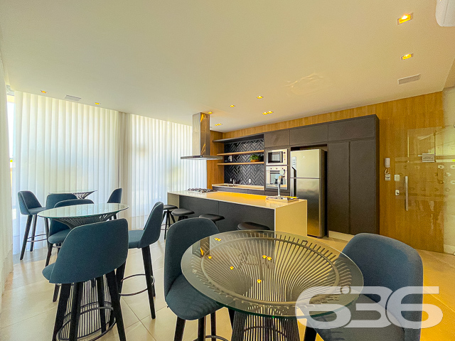 Localizado no bairro dos Atiradores em Joinville, este apartamento oferece uma combinação incomparável de estilo, luxo e conveniência, definindo um novo padrão em moradia sofisticada - ESTUDA PERMUTA

Com 108m² de área construída, este imóvel possui design moderno e instalações de alta qualidade que prometem superar todas as expectativas.

Ao entrar neste magnífico apartamento, você será saudado por uma área de estar espaçosa que flui harmoniosamente para a sala de jantar, criando um ambiente acolhedor para entretenimento e relaxamento. Adjacente à cozinha, a área de festas com churrasqueira oferece o cenário perfeito para recepções memoráveis, enquanto o gazebo adiciona um charme especial para desfrutar de momentos tranquilos ao ar livre.

Este apartamento é um verdadeiro refúgio de luxo, apresentando duas suítes suntuosas que prometem descanso e privacidade. Completamente equipadas, cada uma das suítes dispõe de acabamentos de alta qualidade e um design que exala conforto. Além disso, o apartamento inclui três banheiros elegantes, projetados com materiais de primeira linha e um estilo refinado.

As facilidades externas complementam o interior luxuoso com uma quadra de tênis para os entusiastas do esporte e uma piscina aquecida, ideal para relaxar em qualquer estação do ano. O jardim bem cuidado, com sua paisagem meticulosamente projetada, oferece um retiro sereno e um playground vibrante garante diversão para as crianças.

A localização é excepcional, com acesso fácil a vias principais, escolas renomadas, hospitais, centros comerciais e tudo o que você precisa para o dia a dia. A segurança é priorizada com sistemas modernos de vigilância eletrônica e monitoramento privado, garantindo um ambiente seguro e tranquilo para você e sua família.

Este apartamento não é apenas um lugar para morar, é uma declaração de estilo de vida, oferecendo tudo o que você poderia desejar em um dos bairros mais desejados de Joinville. Venha descobrir este cenário de vida idílico que espera por você, uma propriedade que realmente se destaca no mercado imobiliário. Agende sua visita e experimente em primeira mão o apogeu do luxo residencial.
 
636 NEGÓCIOS IMOBILIÁRIOS: A SUA MELHOR ESCOLHA
Com mais de 30 anos de experiência, a 636 Negócios Imobiliários é sua parceira ideal para encontrar o imóvel perfeito. Estamos prontos para ajudá-lo a fazer deste imóvel o seu novo lar.
 
Telefone: (47) 3451-0636
WhatsApp: (47) 99190-0636
 
Não perca esta oportunidade única. Visite nosso site para mais informações: i636.com.br