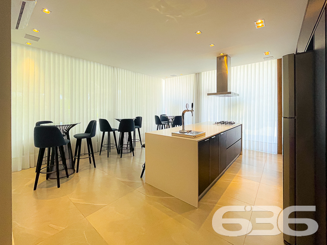 Localizado no bairro dos Atiradores em Joinville, este apartamento oferece uma combinação incomparável de estilo, luxo e conveniência, definindo um novo padrão em moradia sofisticada - ESTUDA PERMUTA

Com 108m² de área construída, este imóvel possui design moderno e instalações de alta qualidade que prometem superar todas as expectativas.

Ao entrar neste magnífico apartamento, você será saudado por uma área de estar espaçosa que flui harmoniosamente para a sala de jantar, criando um ambiente acolhedor para entretenimento e relaxamento. Adjacente à cozinha, a área de festas com churrasqueira oferece o cenário perfeito para recepções memoráveis, enquanto o gazebo adiciona um charme especial para desfrutar de momentos tranquilos ao ar livre.

Este apartamento é um verdadeiro refúgio de luxo, apresentando duas suítes suntuosas que prometem descanso e privacidade. Completamente equipadas, cada uma das suítes dispõe de acabamentos de alta qualidade e um design que exala conforto. Além disso, o apartamento inclui três banheiros elegantes, projetados com materiais de primeira linha e um estilo refinado.

As facilidades externas complementam o interior luxuoso com uma quadra de tênis para os entusiastas do esporte e uma piscina aquecida, ideal para relaxar em qualquer estação do ano. O jardim bem cuidado, com sua paisagem meticulosamente projetada, oferece um retiro sereno e um playground vibrante garante diversão para as crianças.

A localização é excepcional, com acesso fácil a vias principais, escolas renomadas, hospitais, centros comerciais e tudo o que você precisa para o dia a dia. A segurança é priorizada com sistemas modernos de vigilância eletrônica e monitoramento privado, garantindo um ambiente seguro e tranquilo para você e sua família.

Este apartamento não é apenas um lugar para morar, é uma declaração de estilo de vida, oferecendo tudo o que você poderia desejar em um dos bairros mais desejados de Joinville. Venha descobrir este cenário de vida idílico que espera por você, uma propriedade que realmente se destaca no mercado imobiliário. Agende sua visita e experimente em primeira mão o apogeu do luxo residencial.
 
636 NEGÓCIOS IMOBILIÁRIOS: A SUA MELHOR ESCOLHA
Com mais de 30 anos de experiência, a 636 Negócios Imobiliários é sua parceira ideal para encontrar o imóvel perfeito. Estamos prontos para ajudá-lo a fazer deste imóvel o seu novo lar.
 
Telefone: (47) 3451-0636
WhatsApp: (47) 99190-0636
 
Não perca esta oportunidade única. Visite nosso site para mais informações: i636.com.br