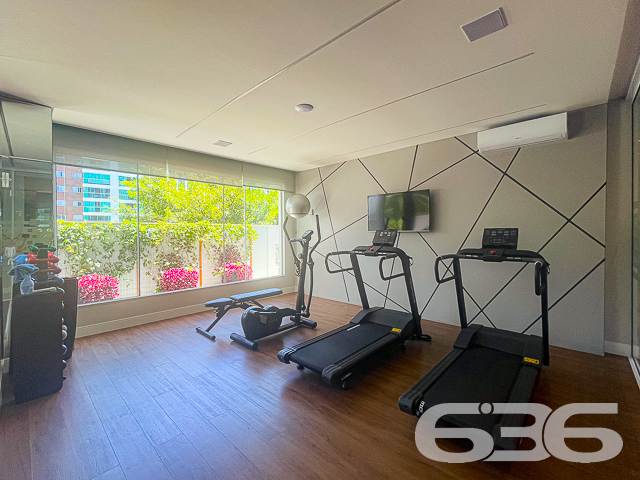 Localizado no bairro dos Atiradores em Joinville, este apartamento oferece uma combinação incomparável de estilo, luxo e conveniência, definindo um novo padrão em moradia sofisticada - ESTUDA PERMUTA

Com 108m² de área construída, este imóvel possui design moderno e instalações de alta qualidade que prometem superar todas as expectativas.

Ao entrar neste magnífico apartamento, você será saudado por uma área de estar espaçosa que flui harmoniosamente para a sala de jantar, criando um ambiente acolhedor para entretenimento e relaxamento. Adjacente à cozinha, a área de festas com churrasqueira oferece o cenário perfeito para recepções memoráveis, enquanto o gazebo adiciona um charme especial para desfrutar de momentos tranquilos ao ar livre.

Este apartamento é um verdadeiro refúgio de luxo, apresentando duas suítes suntuosas que prometem descanso e privacidade. Completamente equipadas, cada uma das suítes dispõe de acabamentos de alta qualidade e um design que exala conforto. Além disso, o apartamento inclui três banheiros elegantes, projetados com materiais de primeira linha e um estilo refinado.

As facilidades externas complementam o interior luxuoso com uma quadra de tênis para os entusiastas do esporte e uma piscina aquecida, ideal para relaxar em qualquer estação do ano. O jardim bem cuidado, com sua paisagem meticulosamente projetada, oferece um retiro sereno e um playground vibrante garante diversão para as crianças.

A localização é excepcional, com acesso fácil a vias principais, escolas renomadas, hospitais, centros comerciais e tudo o que você precisa para o dia a dia. A segurança é priorizada com sistemas modernos de vigilância eletrônica e monitoramento privado, garantindo um ambiente seguro e tranquilo para você e sua família.

Este apartamento não é apenas um lugar para morar, é uma declaração de estilo de vida, oferecendo tudo o que você poderia desejar em um dos bairros mais desejados de Joinville. Venha descobrir este cenário de vida idílico que espera por você, uma propriedade que realmente se destaca no mercado imobiliário. Agende sua visita e experimente em primeira mão o apogeu do luxo residencial.
 
636 NEGÓCIOS IMOBILIÁRIOS: A SUA MELHOR ESCOLHA
Com mais de 30 anos de experiência, a 636 Negócios Imobiliários é sua parceira ideal para encontrar o imóvel perfeito. Estamos prontos para ajudá-lo a fazer deste imóvel o seu novo lar.
 
Telefone: (47) 3451-0636
WhatsApp: (47) 99190-0636
 
Não perca esta oportunidade única. Visite nosso site para mais informações: i636.com.br