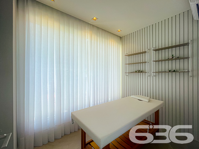 Localizado no bairro dos Atiradores em Joinville, este apartamento oferece uma combinação incomparável de estilo, luxo e conveniência, definindo um novo padrão em moradia sofisticada - ESTUDA PERMUTA

Com 108m² de área construída, este imóvel possui design moderno e instalações de alta qualidade que prometem superar todas as expectativas.

Ao entrar neste magnífico apartamento, você será saudado por uma área de estar espaçosa que flui harmoniosamente para a sala de jantar, criando um ambiente acolhedor para entretenimento e relaxamento. Adjacente à cozinha, a área de festas com churrasqueira oferece o cenário perfeito para recepções memoráveis, enquanto o gazebo adiciona um charme especial para desfrutar de momentos tranquilos ao ar livre.

Este apartamento é um verdadeiro refúgio de luxo, apresentando duas suítes suntuosas que prometem descanso e privacidade. Completamente equipadas, cada uma das suítes dispõe de acabamentos de alta qualidade e um design que exala conforto. Além disso, o apartamento inclui três banheiros elegantes, projetados com materiais de primeira linha e um estilo refinado.

As facilidades externas complementam o interior luxuoso com uma quadra de tênis para os entusiastas do esporte e uma piscina aquecida, ideal para relaxar em qualquer estação do ano. O jardim bem cuidado, com sua paisagem meticulosamente projetada, oferece um retiro sereno e um playground vibrante garante diversão para as crianças.

A localização é excepcional, com acesso fácil a vias principais, escolas renomadas, hospitais, centros comerciais e tudo o que você precisa para o dia a dia. A segurança é priorizada com sistemas modernos de vigilância eletrônica e monitoramento privado, garantindo um ambiente seguro e tranquilo para você e sua família.

Este apartamento não é apenas um lugar para morar, é uma declaração de estilo de vida, oferecendo tudo o que você poderia desejar em um dos bairros mais desejados de Joinville. Venha descobrir este cenário de vida idílico que espera por você, uma propriedade que realmente se destaca no mercado imobiliário. Agende sua visita e experimente em primeira mão o apogeu do luxo residencial.
 
636 NEGÓCIOS IMOBILIÁRIOS: A SUA MELHOR ESCOLHA
Com mais de 30 anos de experiência, a 636 Negócios Imobiliários é sua parceira ideal para encontrar o imóvel perfeito. Estamos prontos para ajudá-lo a fazer deste imóvel o seu novo lar.
 
Telefone: (47) 3451-0636
WhatsApp: (47) 99190-0636
 
Não perca esta oportunidade única. Visite nosso site para mais informações: i636.com.br