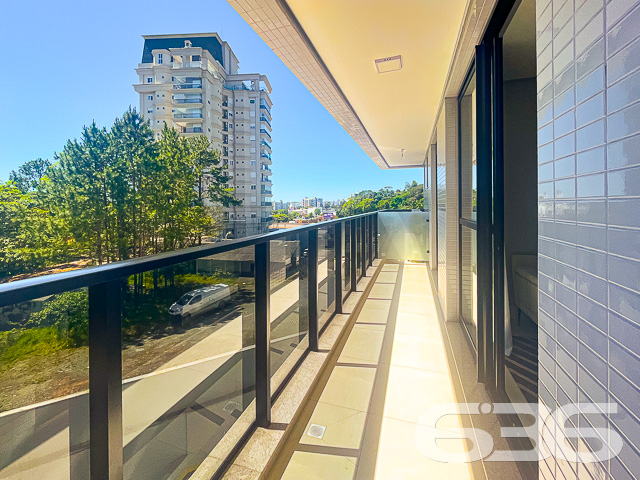 Localizado no bairro dos Atiradores em Joinville, este apartamento oferece uma combinação incomparável de estilo, luxo e conveniência, definindo um novo padrão em moradia sofisticada - ESTUDA PERMUTA

Com 108m² de área construída, este imóvel possui design moderno e instalações de alta qualidade que prometem superar todas as expectativas.

Ao entrar neste magnífico apartamento, você será saudado por uma área de estar espaçosa que flui harmoniosamente para a sala de jantar, criando um ambiente acolhedor para entretenimento e relaxamento. Adjacente à cozinha, a área de festas com churrasqueira oferece o cenário perfeito para recepções memoráveis, enquanto o gazebo adiciona um charme especial para desfrutar de momentos tranquilos ao ar livre.

Este apartamento é um verdadeiro refúgio de luxo, apresentando duas suítes suntuosas que prometem descanso e privacidade. Completamente equipadas, cada uma das suítes dispõe de acabamentos de alta qualidade e um design que exala conforto. Além disso, o apartamento inclui três banheiros elegantes, projetados com materiais de primeira linha e um estilo refinado.

As facilidades externas complementam o interior luxuoso com uma quadra de tênis para os entusiastas do esporte e uma piscina aquecida, ideal para relaxar em qualquer estação do ano. O jardim bem cuidado, com sua paisagem meticulosamente projetada, oferece um retiro sereno e um playground vibrante garante diversão para as crianças.

A localização é excepcional, com acesso fácil a vias principais, escolas renomadas, hospitais, centros comerciais e tudo o que você precisa para o dia a dia. A segurança é priorizada com sistemas modernos de vigilância eletrônica e monitoramento privado, garantindo um ambiente seguro e tranquilo para você e sua família.

Este apartamento não é apenas um lugar para morar, é uma declaração de estilo de vida, oferecendo tudo o que você poderia desejar em um dos bairros mais desejados de Joinville. Venha descobrir este cenário de vida idílico que espera por você, uma propriedade que realmente se destaca no mercado imobiliário. Agende sua visita e experimente em primeira mão o apogeu do luxo residencial.
 
636 NEGÓCIOS IMOBILIÁRIOS: A SUA MELHOR ESCOLHA
Com mais de 30 anos de experiência, a 636 Negócios Imobiliários é sua parceira ideal para encontrar o imóvel perfeito. Estamos prontos para ajudá-lo a fazer deste imóvel o seu novo lar.
 
Telefone: (47) 3451-0636
WhatsApp: (47) 99190-0636
 
Não perca esta oportunidade única. Visite nosso site para mais informações: i636.com.br