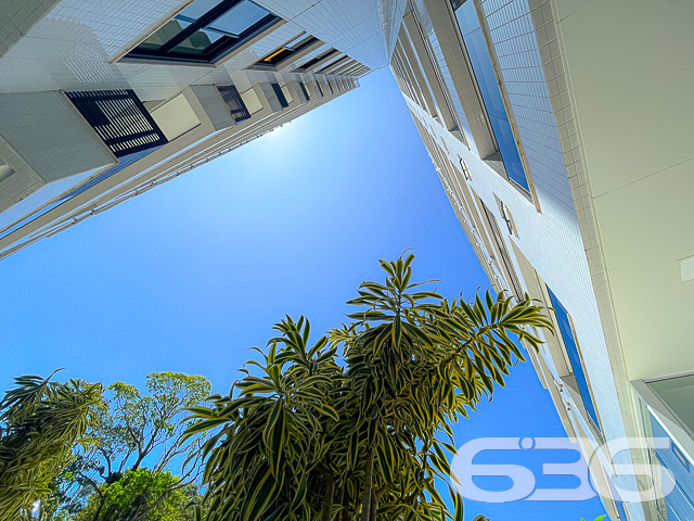 Localizado no bairro dos Atiradores em Joinville, este apartamento oferece uma combinação incomparável de estilo, luxo e conveniência, definindo um novo padrão em moradia sofisticada - ESTUDA PERMUTA

Com 108m² de área construída, este imóvel possui design moderno e instalações de alta qualidade que prometem superar todas as expectativas.

Ao entrar neste magnífico apartamento, você será saudado por uma área de estar espaçosa que flui harmoniosamente para a sala de jantar, criando um ambiente acolhedor para entretenimento e relaxamento. Adjacente à cozinha, a área de festas com churrasqueira oferece o cenário perfeito para recepções memoráveis, enquanto o gazebo adiciona um charme especial para desfrutar de momentos tranquilos ao ar livre.

Este apartamento é um verdadeiro refúgio de luxo, apresentando duas suítes suntuosas que prometem descanso e privacidade. Completamente equipadas, cada uma das suítes dispõe de acabamentos de alta qualidade e um design que exala conforto. Além disso, o apartamento inclui três banheiros elegantes, projetados com materiais de primeira linha e um estilo refinado.

As facilidades externas complementam o interior luxuoso com uma quadra de tênis para os entusiastas do esporte e uma piscina aquecida, ideal para relaxar em qualquer estação do ano. O jardim bem cuidado, com sua paisagem meticulosamente projetada, oferece um retiro sereno e um playground vibrante garante diversão para as crianças.

A localização é excepcional, com acesso fácil a vias principais, escolas renomadas, hospitais, centros comerciais e tudo o que você precisa para o dia a dia. A segurança é priorizada com sistemas modernos de vigilância eletrônica e monitoramento privado, garantindo um ambiente seguro e tranquilo para você e sua família.

Este apartamento não é apenas um lugar para morar, é uma declaração de estilo de vida, oferecendo tudo o que você poderia desejar em um dos bairros mais desejados de Joinville. Venha descobrir este cenário de vida idílico que espera por você, uma propriedade que realmente se destaca no mercado imobiliário. Agende sua visita e experimente em primeira mão o apogeu do luxo residencial.
 
636 NEGÓCIOS IMOBILIÁRIOS: A SUA MELHOR ESCOLHA
Com mais de 30 anos de experiência, a 636 Negócios Imobiliários é sua parceira ideal para encontrar o imóvel perfeito. Estamos prontos para ajudá-lo a fazer deste imóvel o seu novo lar.
 
Telefone: (47) 3451-0636
WhatsApp: (47) 99190-0636
 
Não perca esta oportunidade única. Visite nosso site para mais informações: i636.com.br